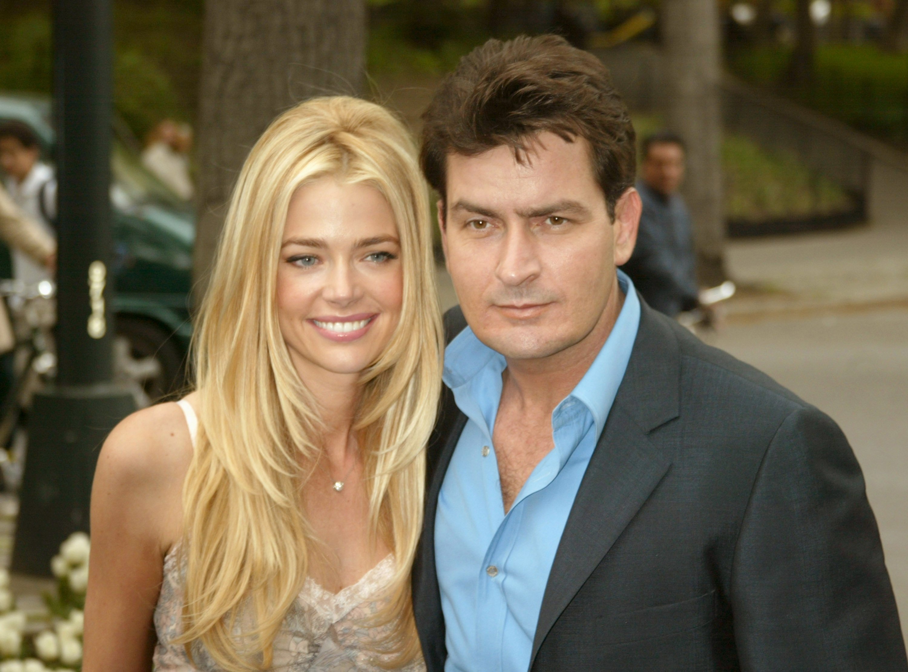 Denise Richards y Charlie Sheen en Tavern on the Green en Nueva York. | Foto: Getty Images