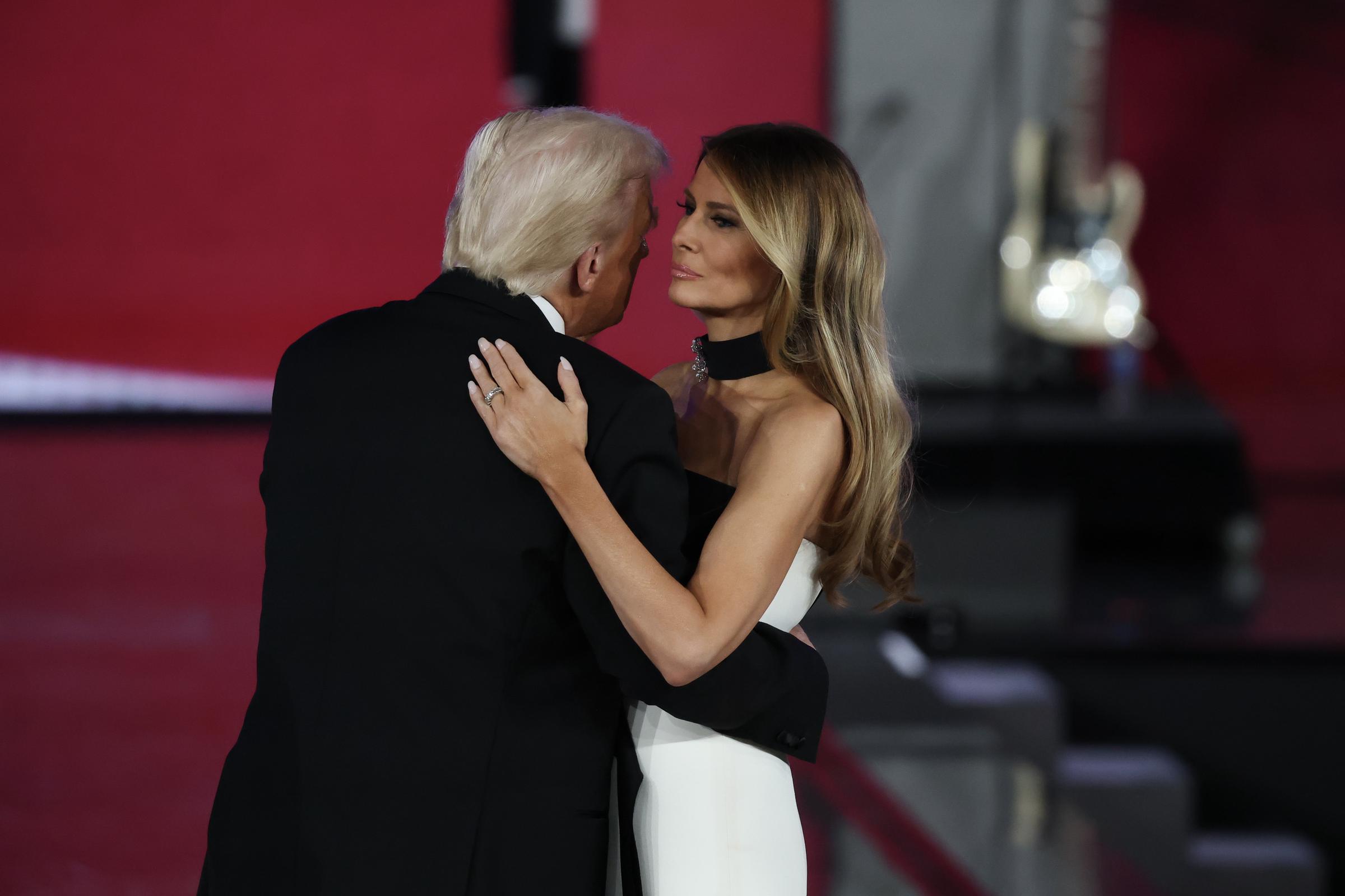 Donald y Melania Trump bailan el 20 de enero de 2025 | Fuente: Getty Images