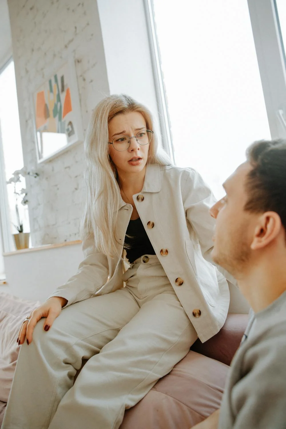 Una mujer enfadada hablando con su marido ⏐ Fuente: Pexels