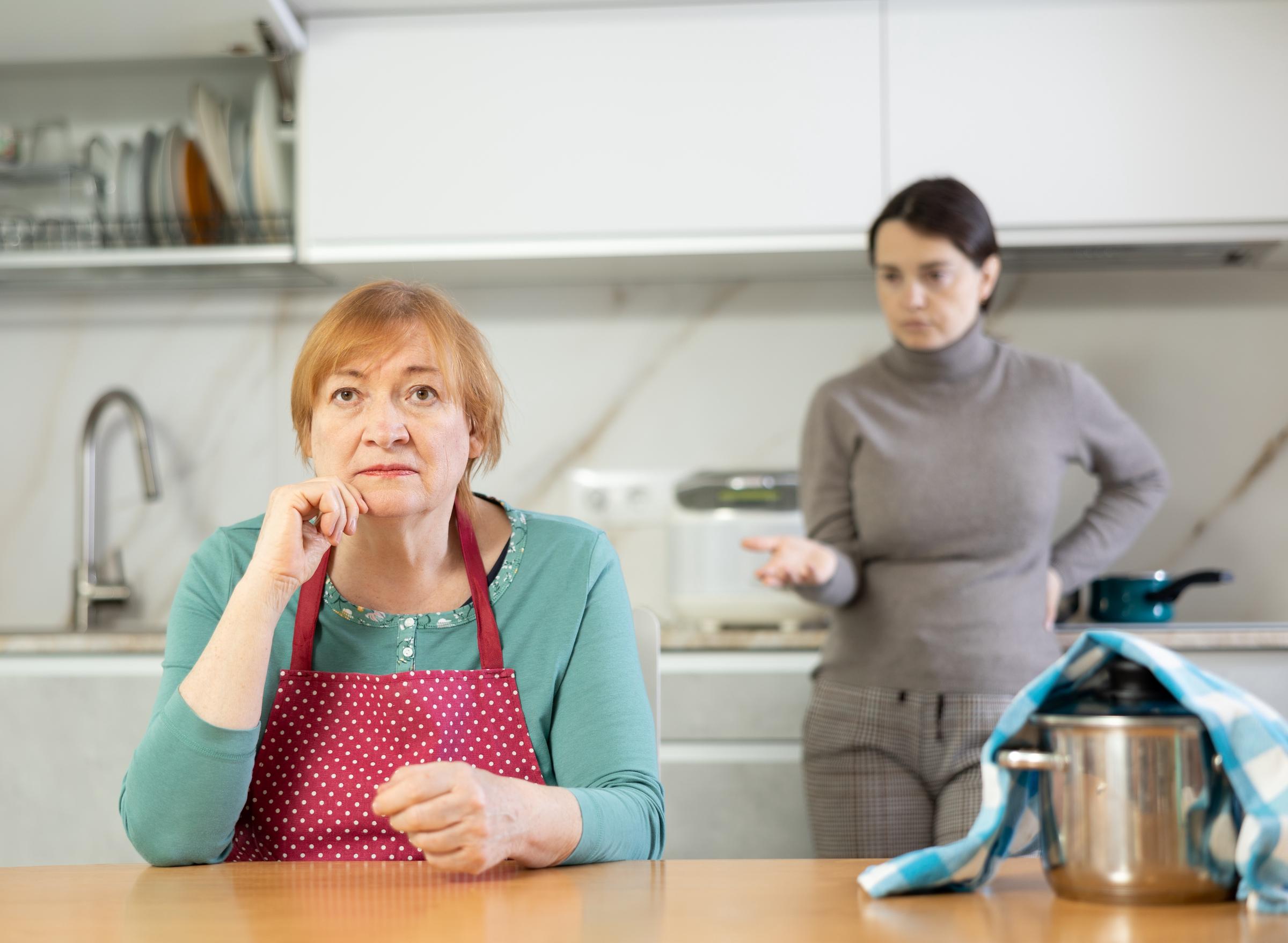 Madre anciana frustrada manteniendo una tensa conversación con su hija | Fuente: Shutterstock