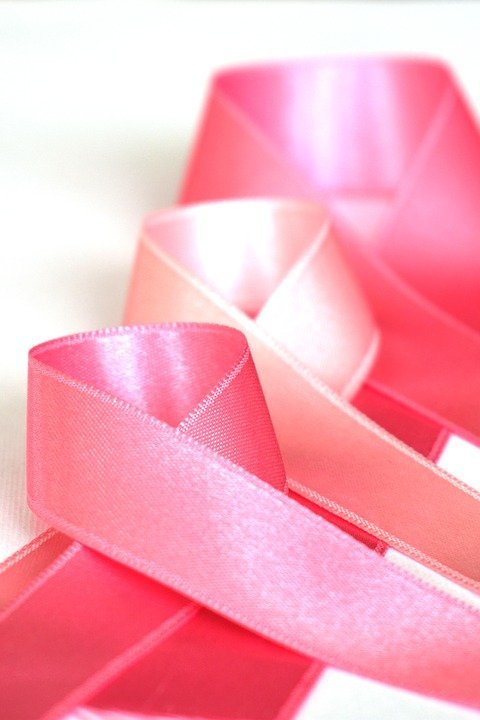 Lazo rosado en representación del cáncer de seno. | Imagen: Pixabay