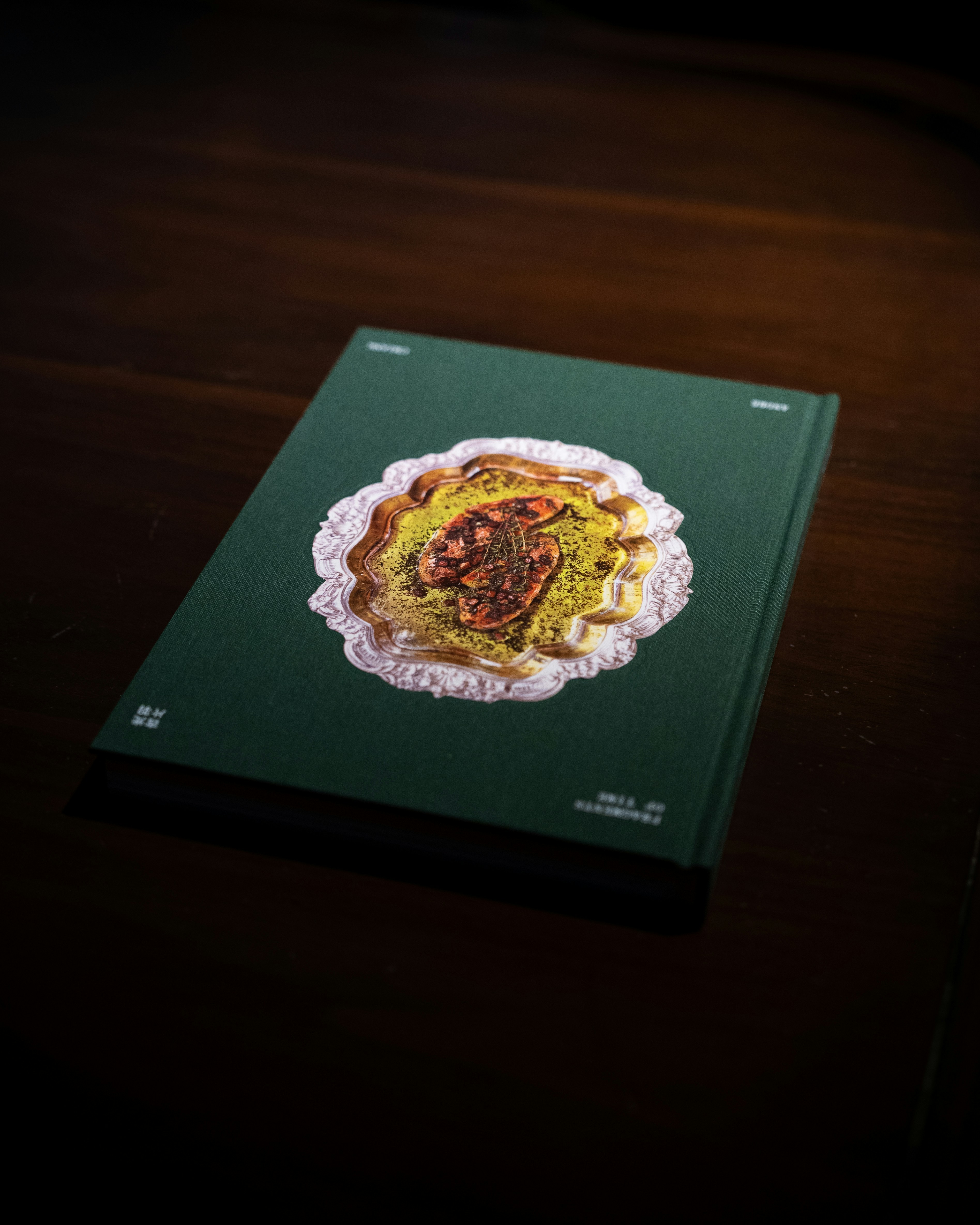 Un libro de cocina sobre una mesa | Fuente: Unsplash