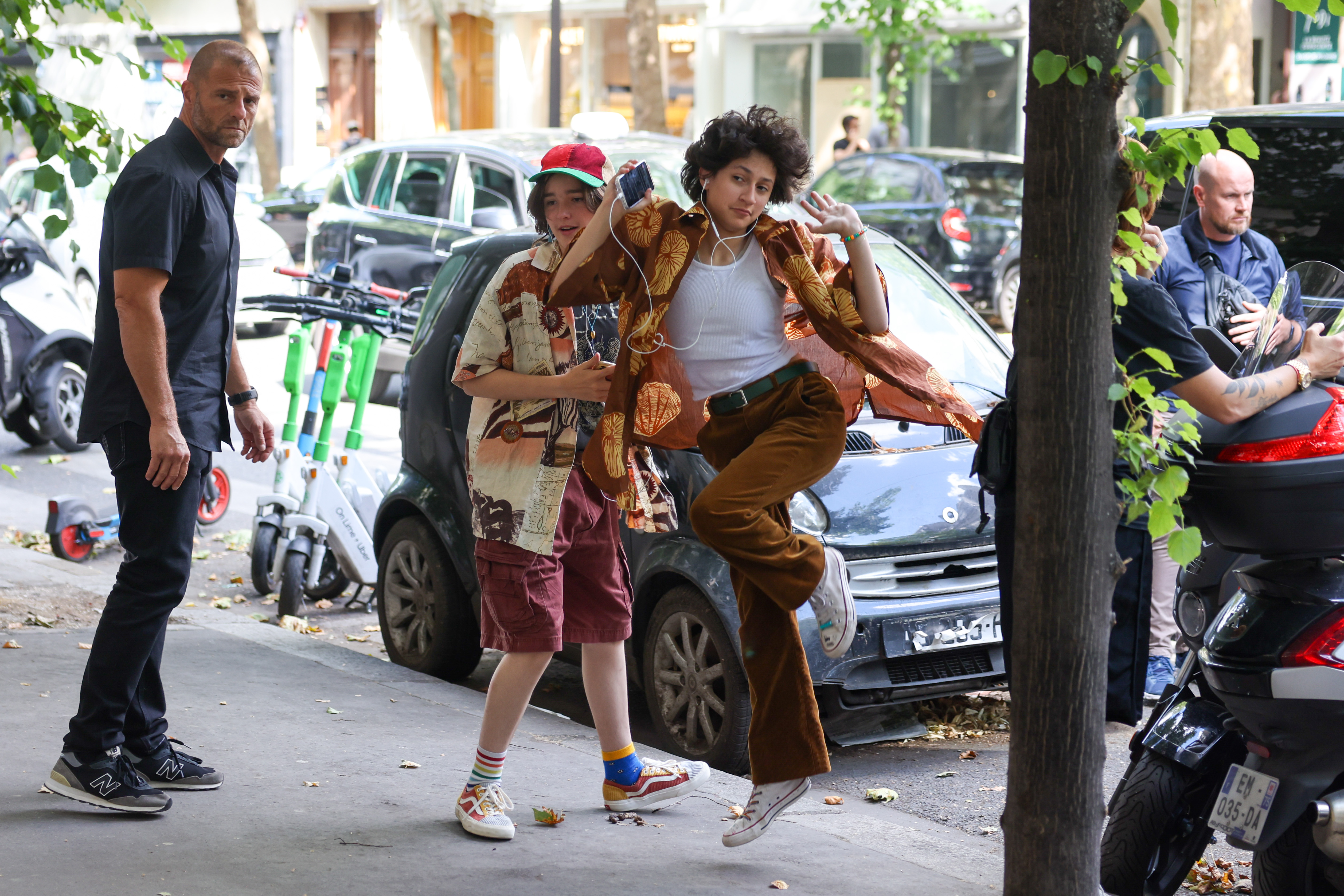 Fin Affleck y Emme Muñiz son vistos fuera de la calle el 25 de julio de 2022, en París, Francia | Fuente: Getty Images