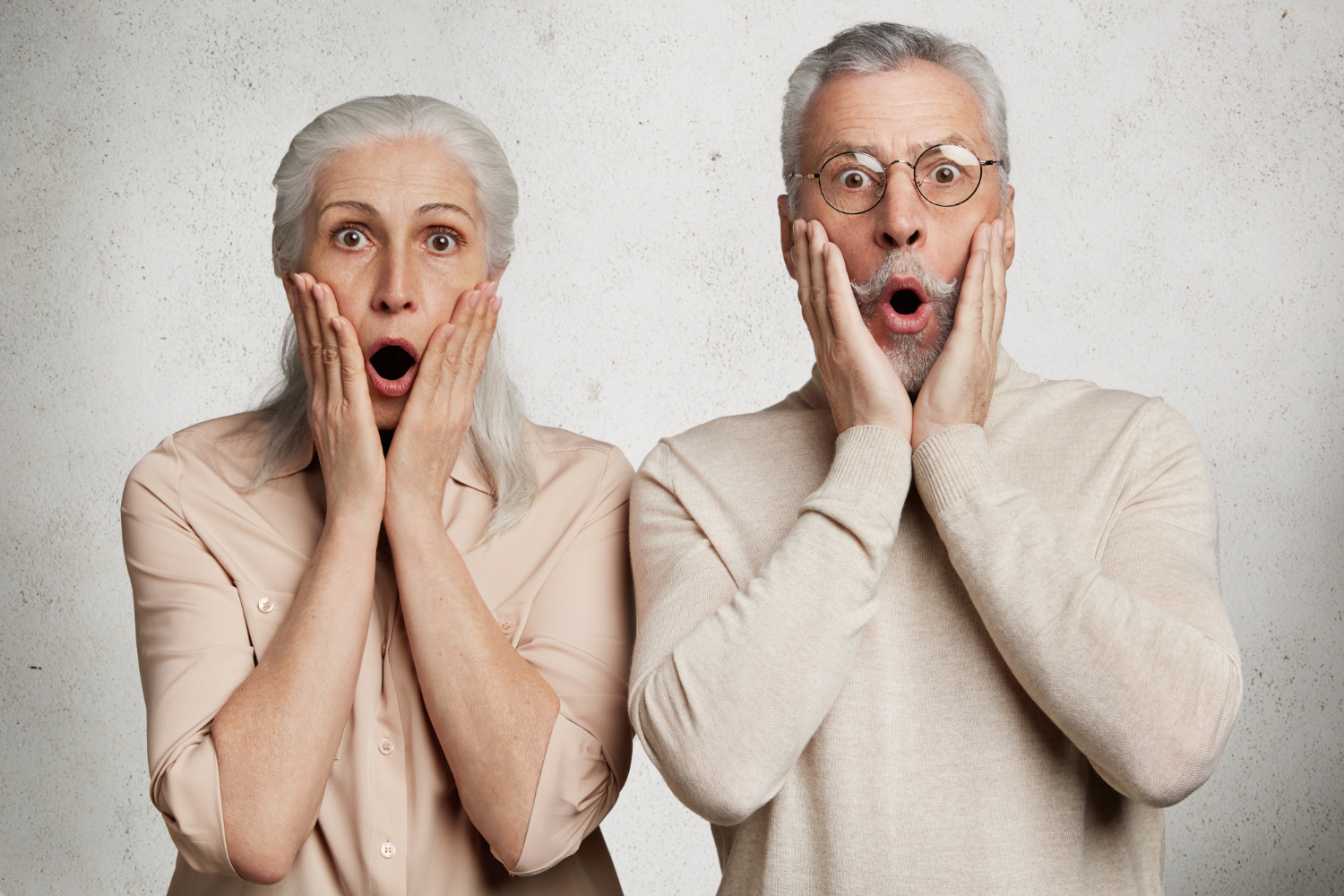 Una pareja de ancianos sorprendida | Fuente: Freepik