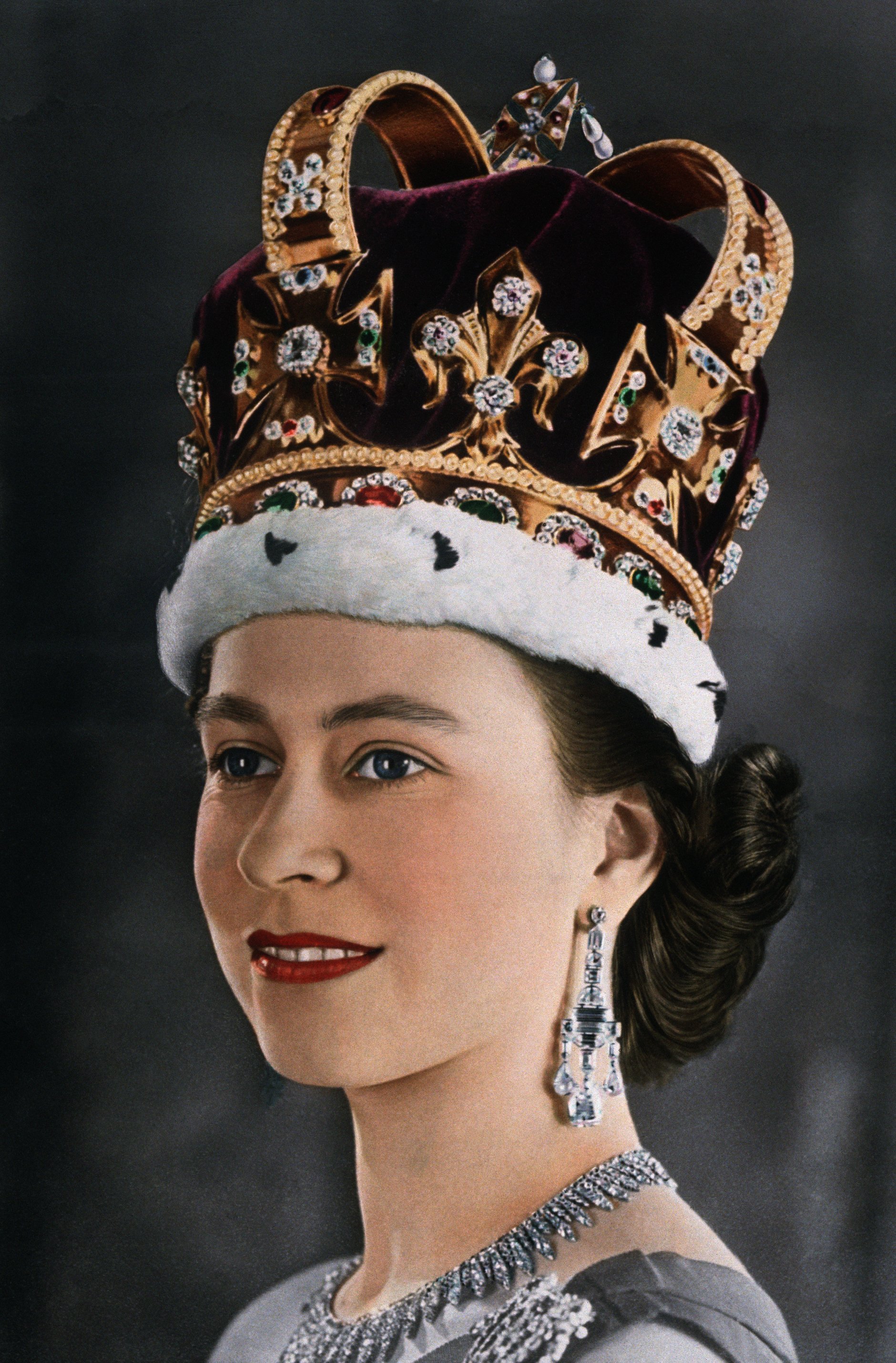 Un retrato de Elizabeth II durante su juventud (1926-2022), con la corona de los reyes y reinas de Inglaterra para su coronación en junio de 1953. | Foto: Getty Images