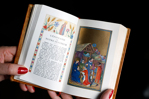 Mujer católica leyendo un misal ilustrado | Fuente: Getty Images