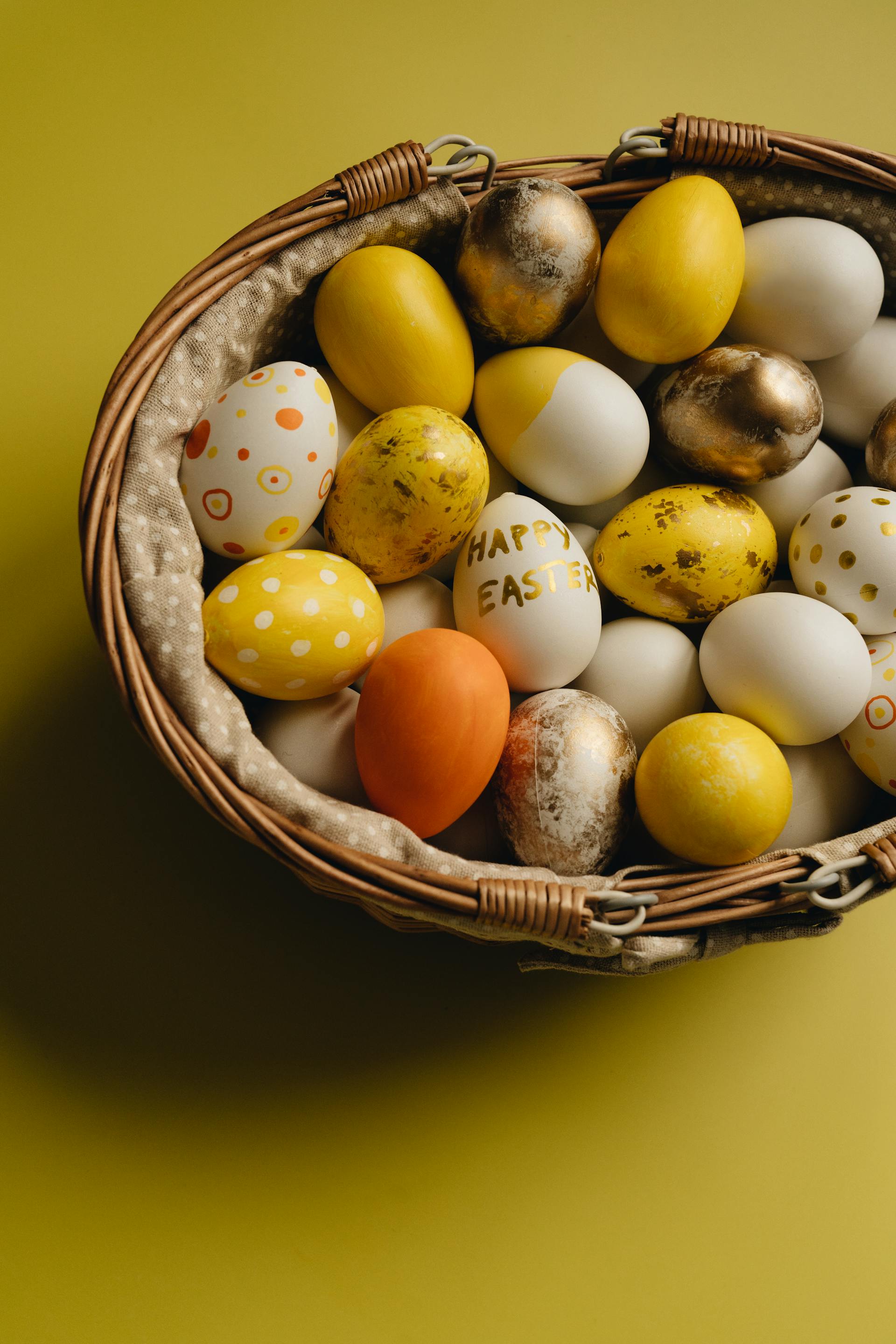 Huevos de Pascua en una cesta | Fuente: Pexels