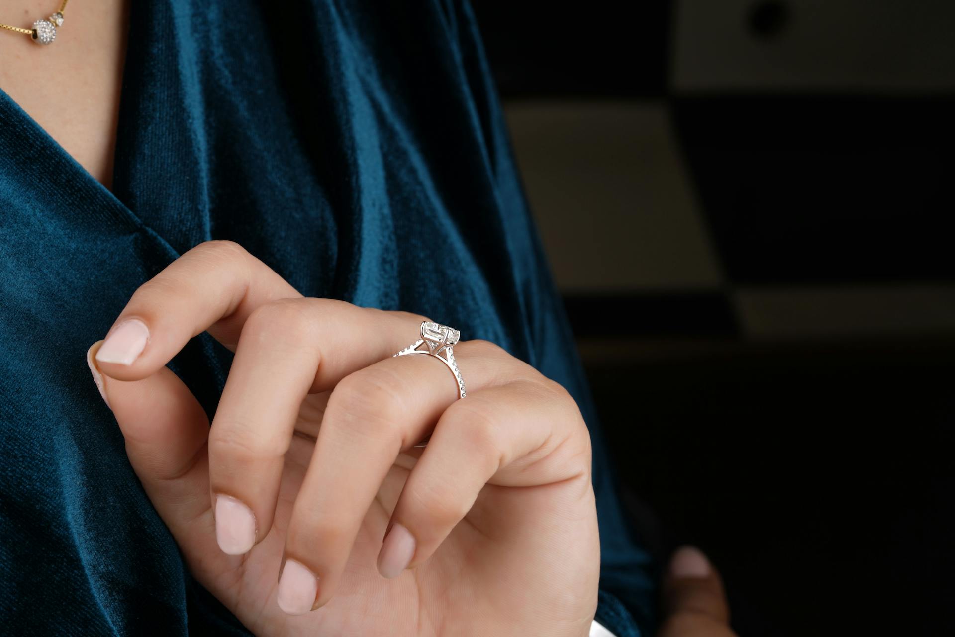 Un anillo en la mano de una mujer | Fuente: Pexels