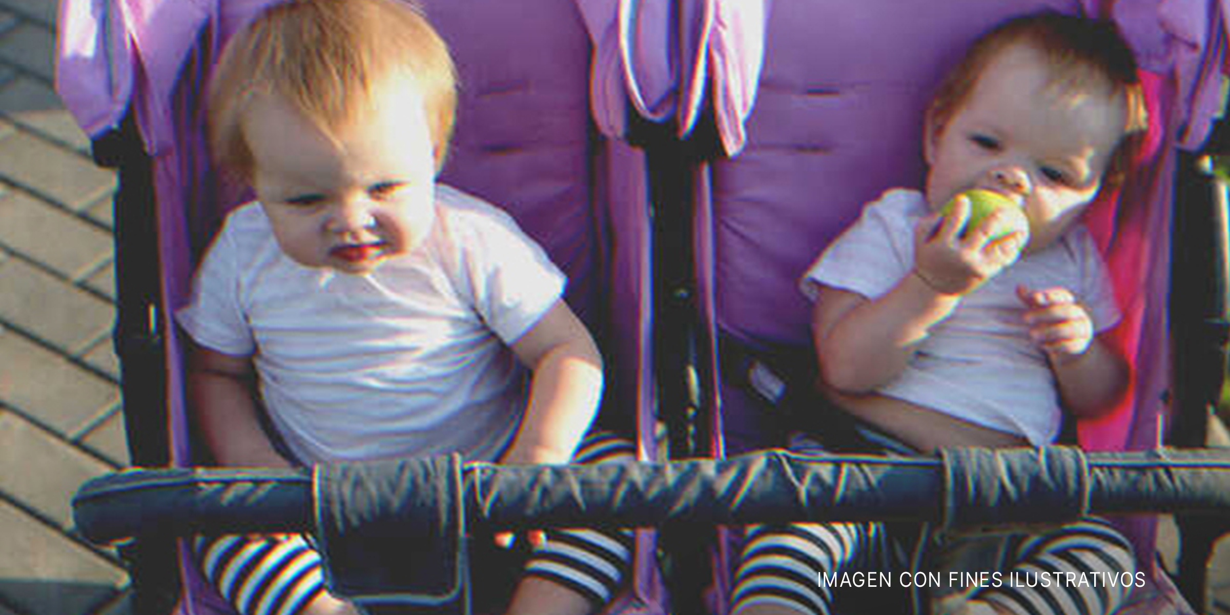 Mellizos en su coche doble | Foto: Shutterstock