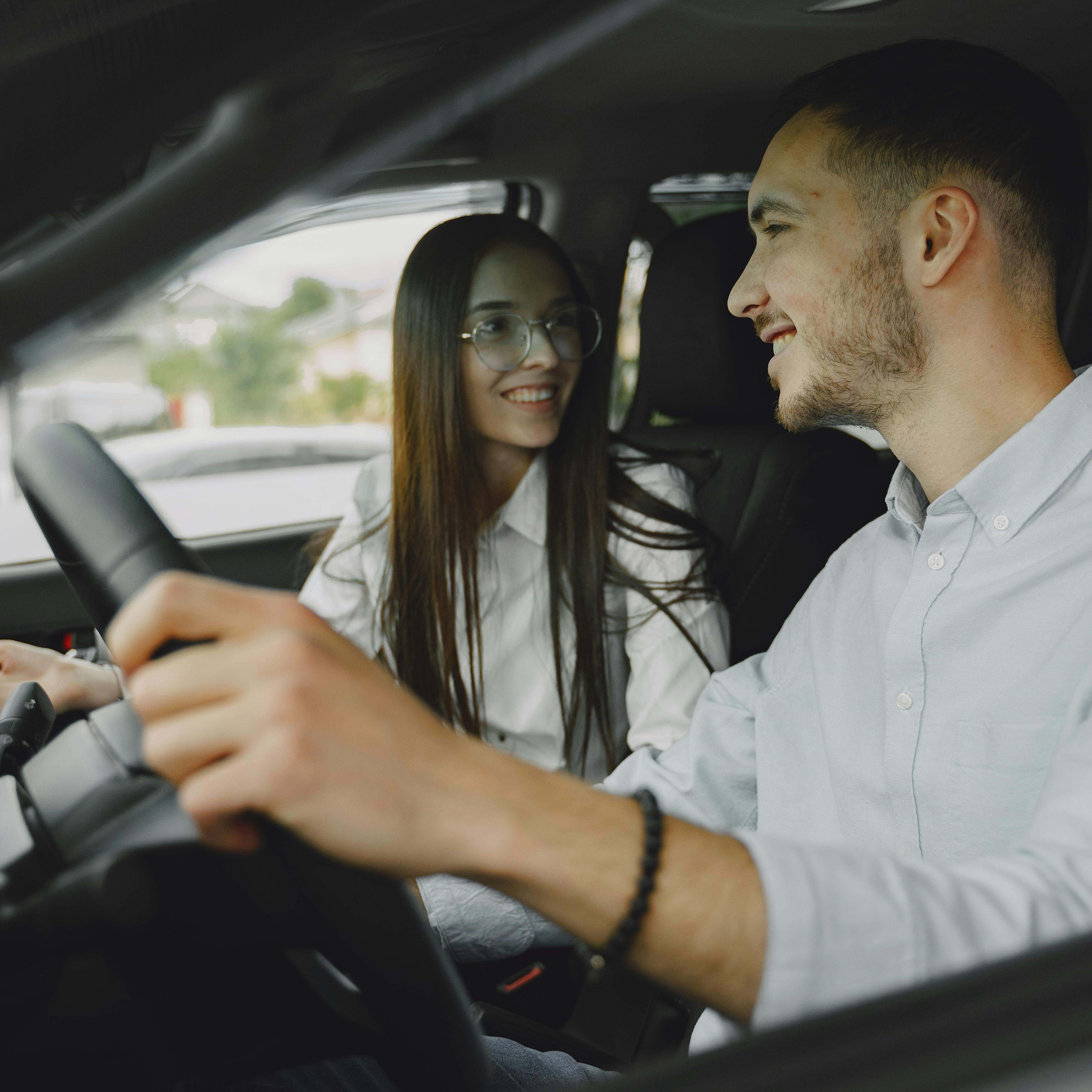 Un hombre y una mujer manteniendo una conversación mientras conducen | Fuente: Pexels