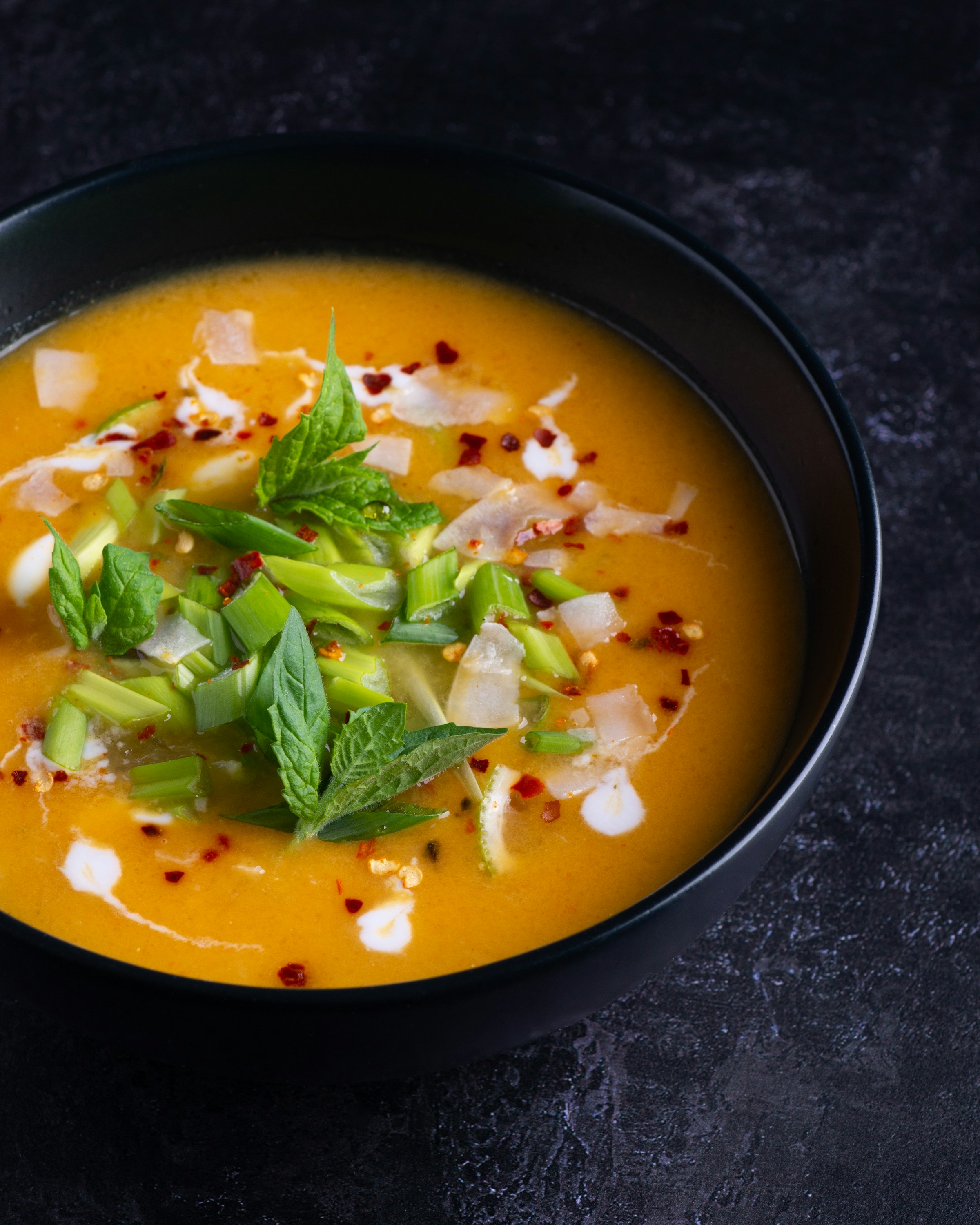 Cuenco de sopa con verduras frescas. Imagen con fines ilustrativos | Foto: Unsplash