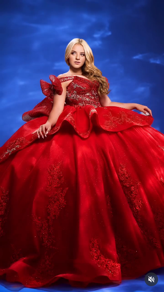 Roberta Ayala López durante su debut como modelo luciendo un espectacular vestido rojo | Fuente: Instagram/lopfer