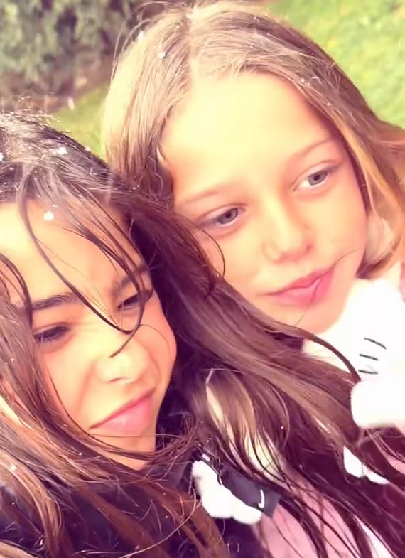 Rufina y Magnolia se sacan "selfies" en el jardín | Fuente: TikTok/sangrejaponesita