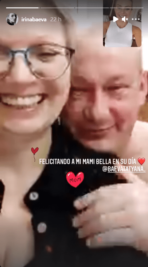 Los padres de Irina Baeva en una videollamada. | Foto: Captura de Instagram/irinabaeva.