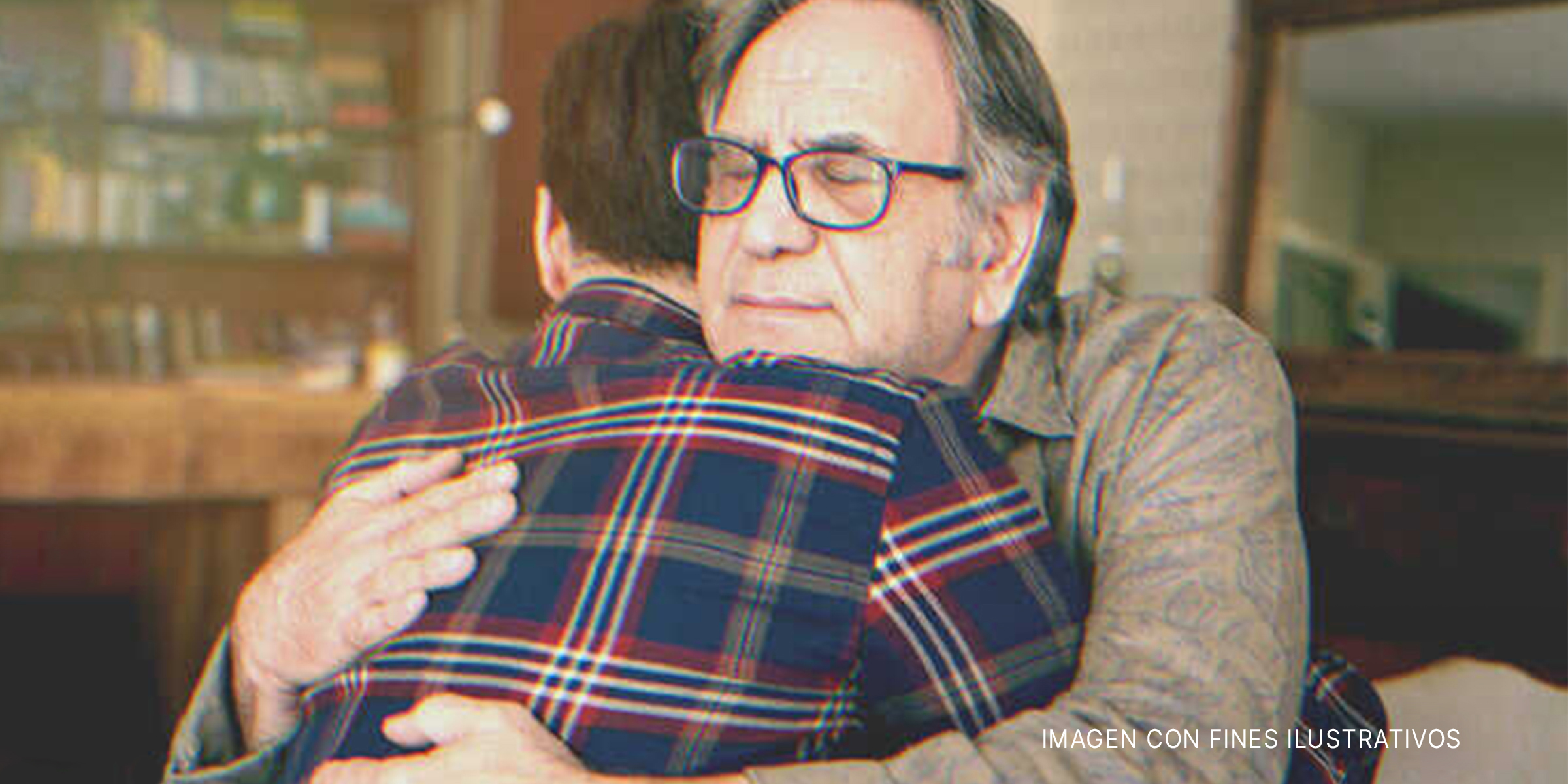 Anciano abrazando a un joven | Foto: Shutterstock