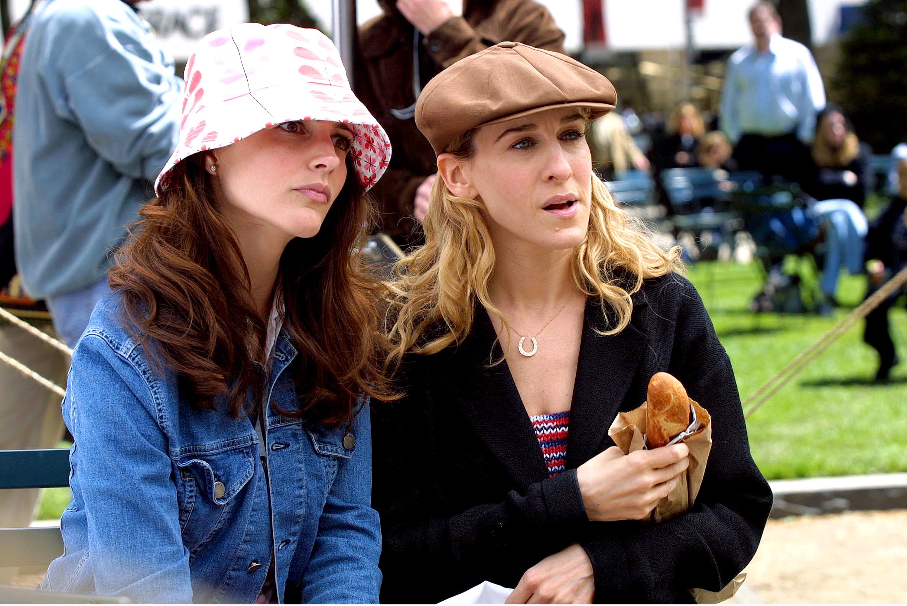 Kristin Davis y Sarah Jessica Parker vistas en el rodaje de "Sex & the City" en Central Park el 8 de mayo de 2001 en Nueva York. | Fuente: Getty Images