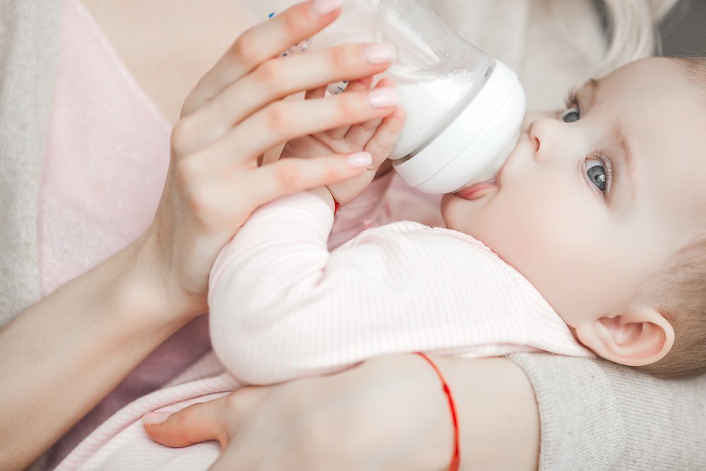Bebé alimentándose con un biberón | Imagen tomada de: Shutterstock