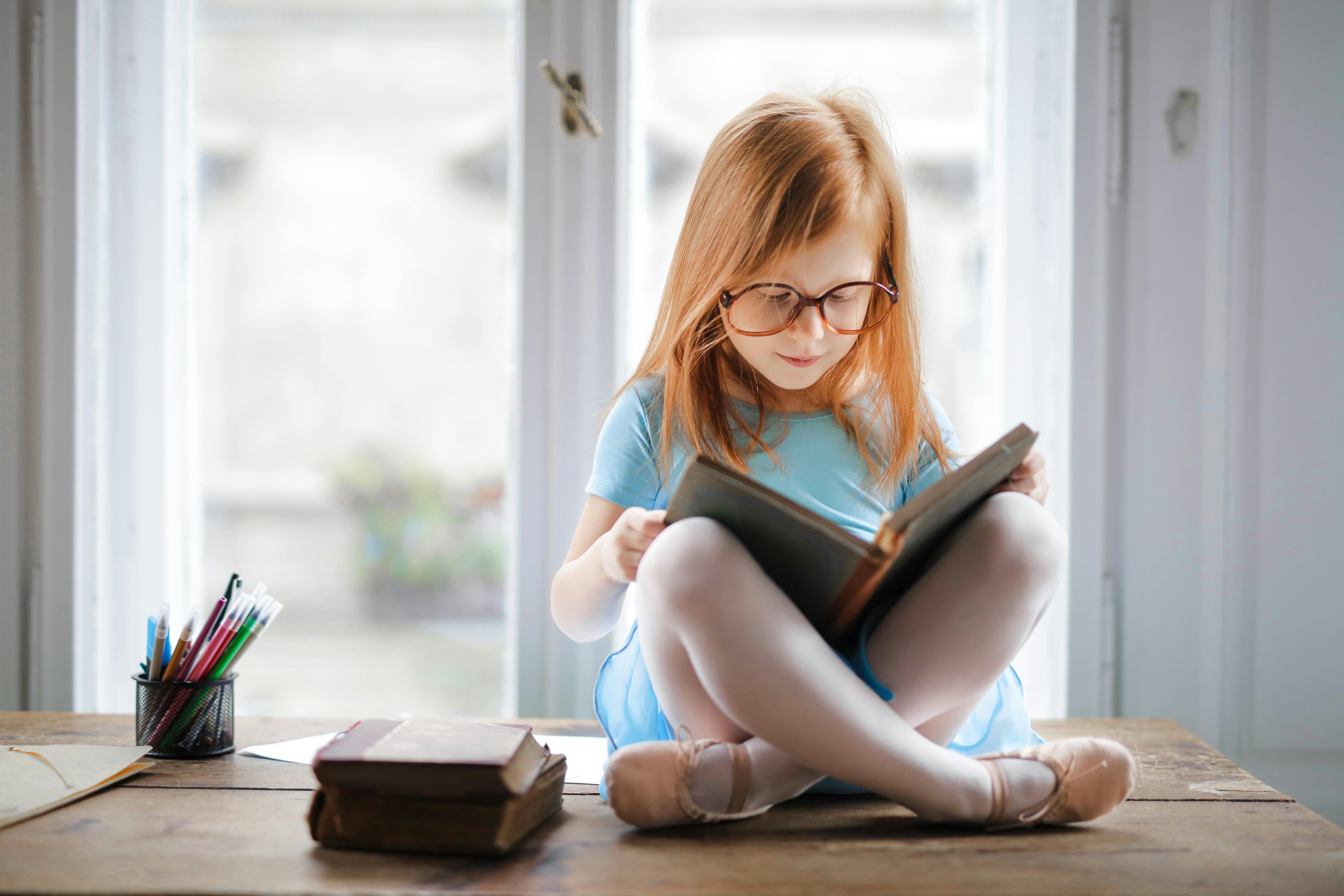 Un niño leyendo un libro | Fuente: Pexels