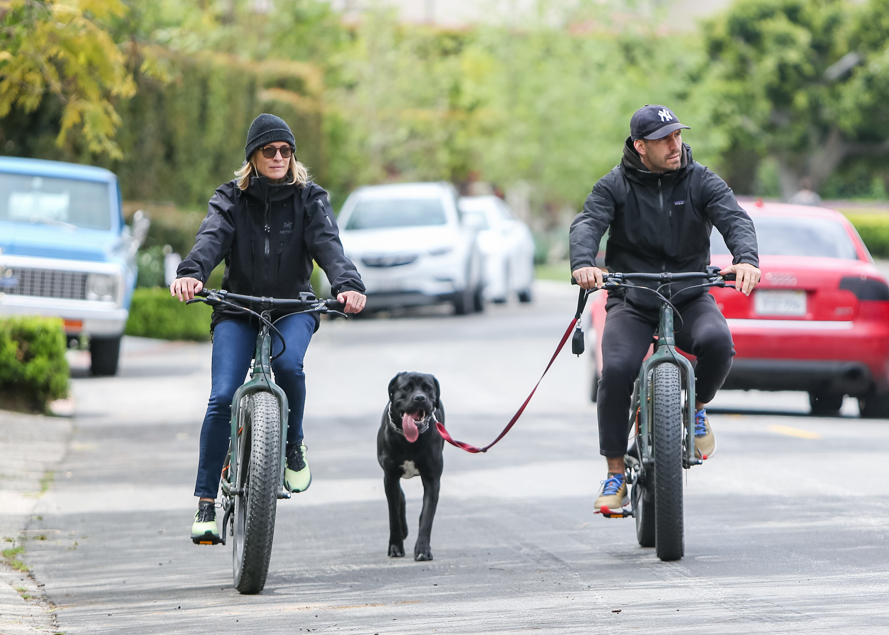 Robin Wright, Clement Giraudet y su perro aparecen en Los Ángeles, California, el 17 de abril de 2020. | Fuente: Getty Images