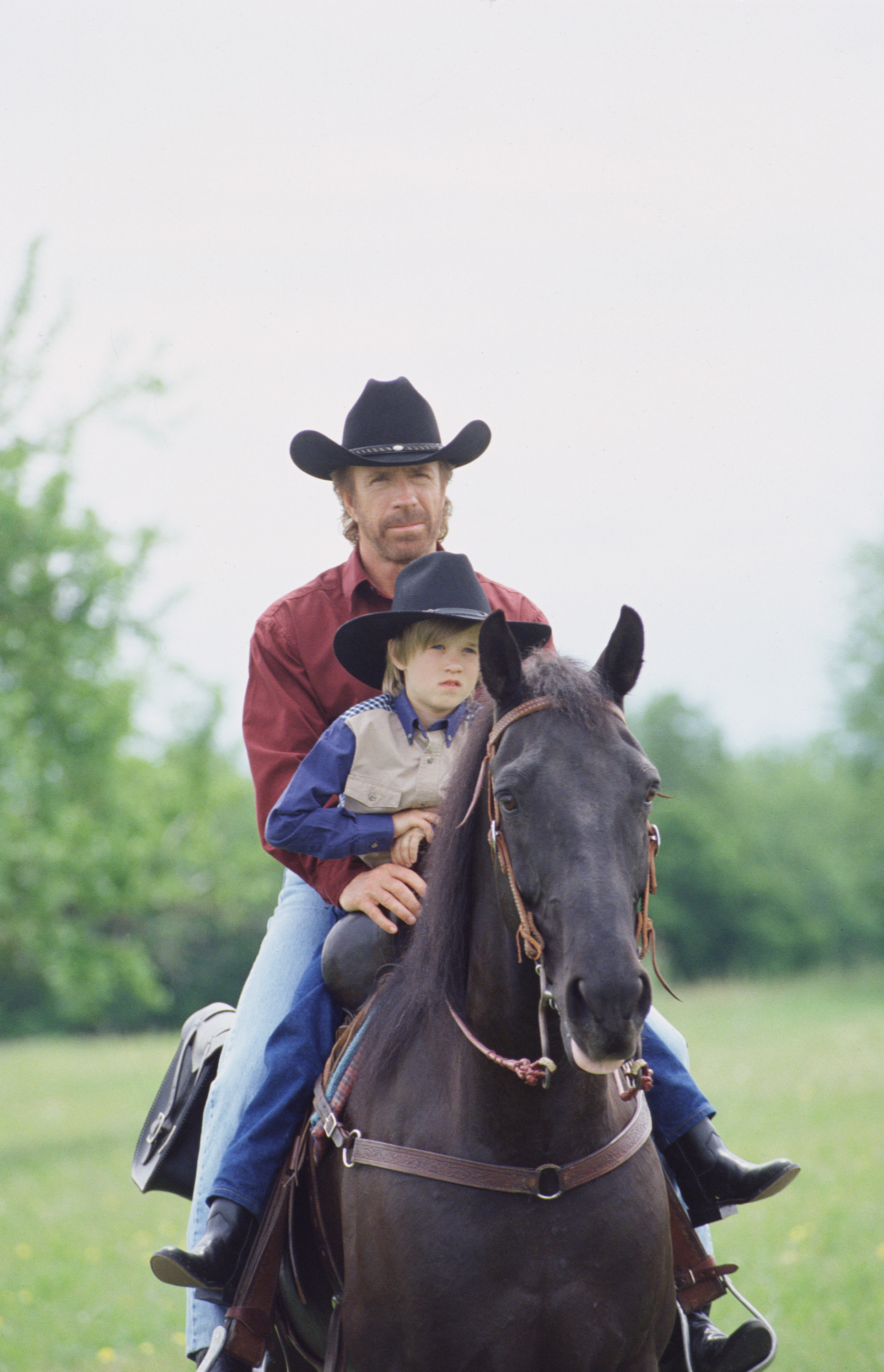 Chuck Norris y un niño prodigio en el plató de "Walker, Texas Ranger", 1997 | Fuente: Getty Images
