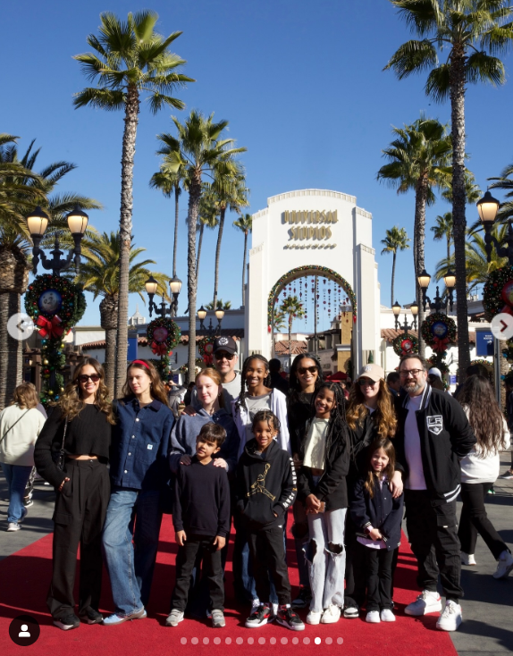 Jessica Alba y Cash Warren, junto con familiares y acompañantes, visitan Universal Studios Hollywood, según compartieron el 3 de enero de 2025 | Fuente: Instagram.com/jessicaalba