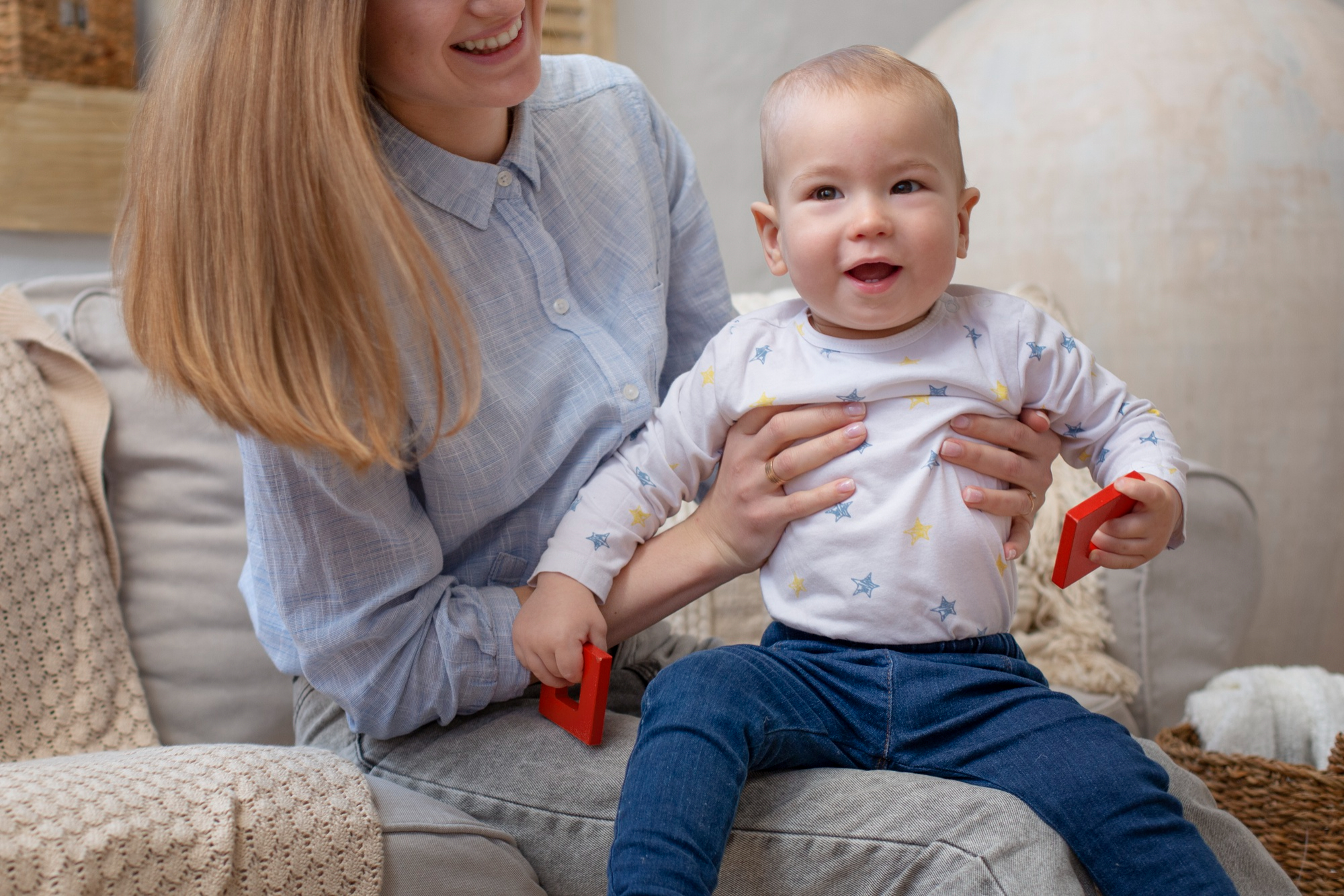 Una niñera sonriente con un adorable bebé en brazos | Fuente: Freepik