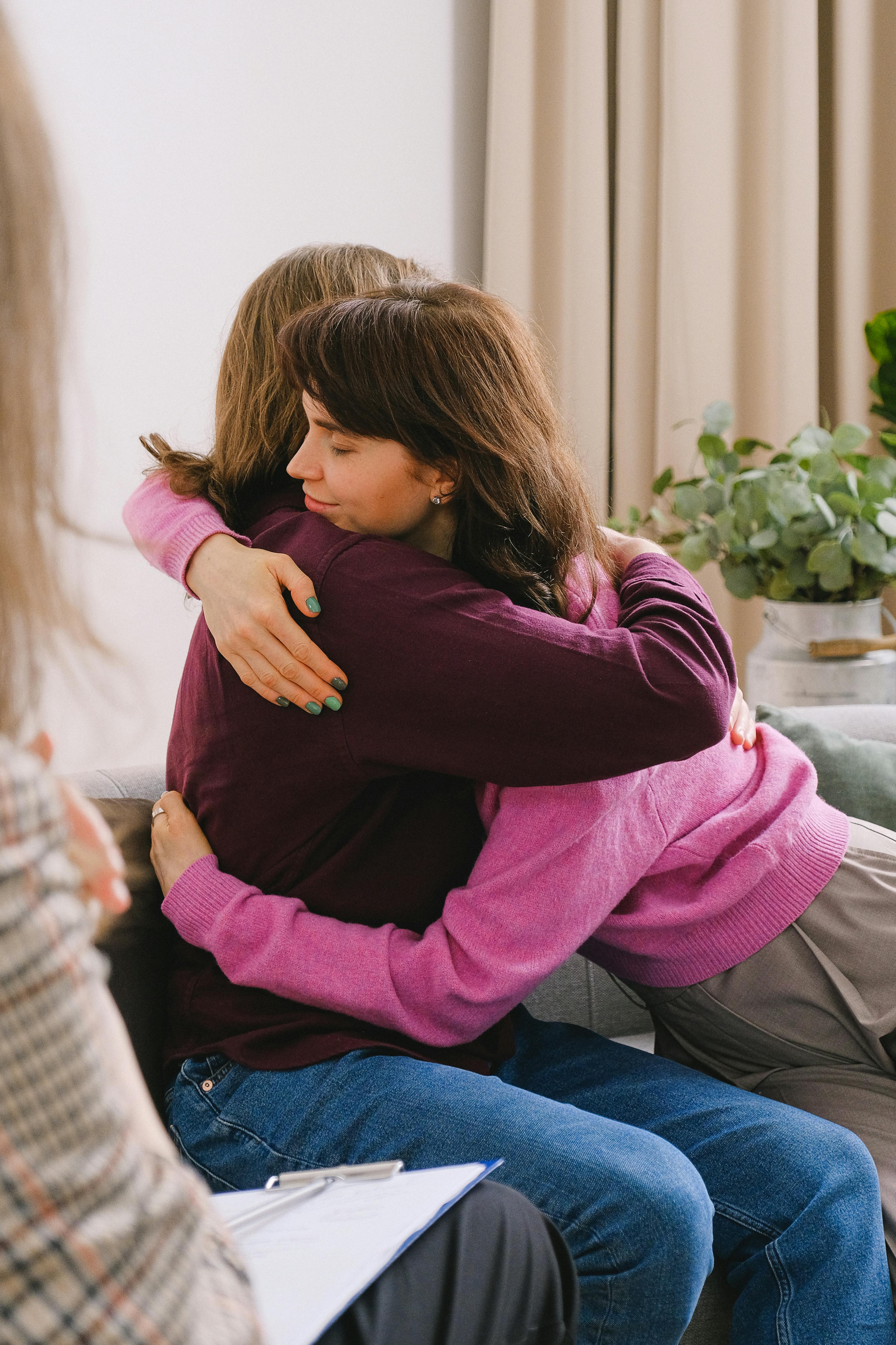 Dos mujeres abrazándose | Fuente: Pexels