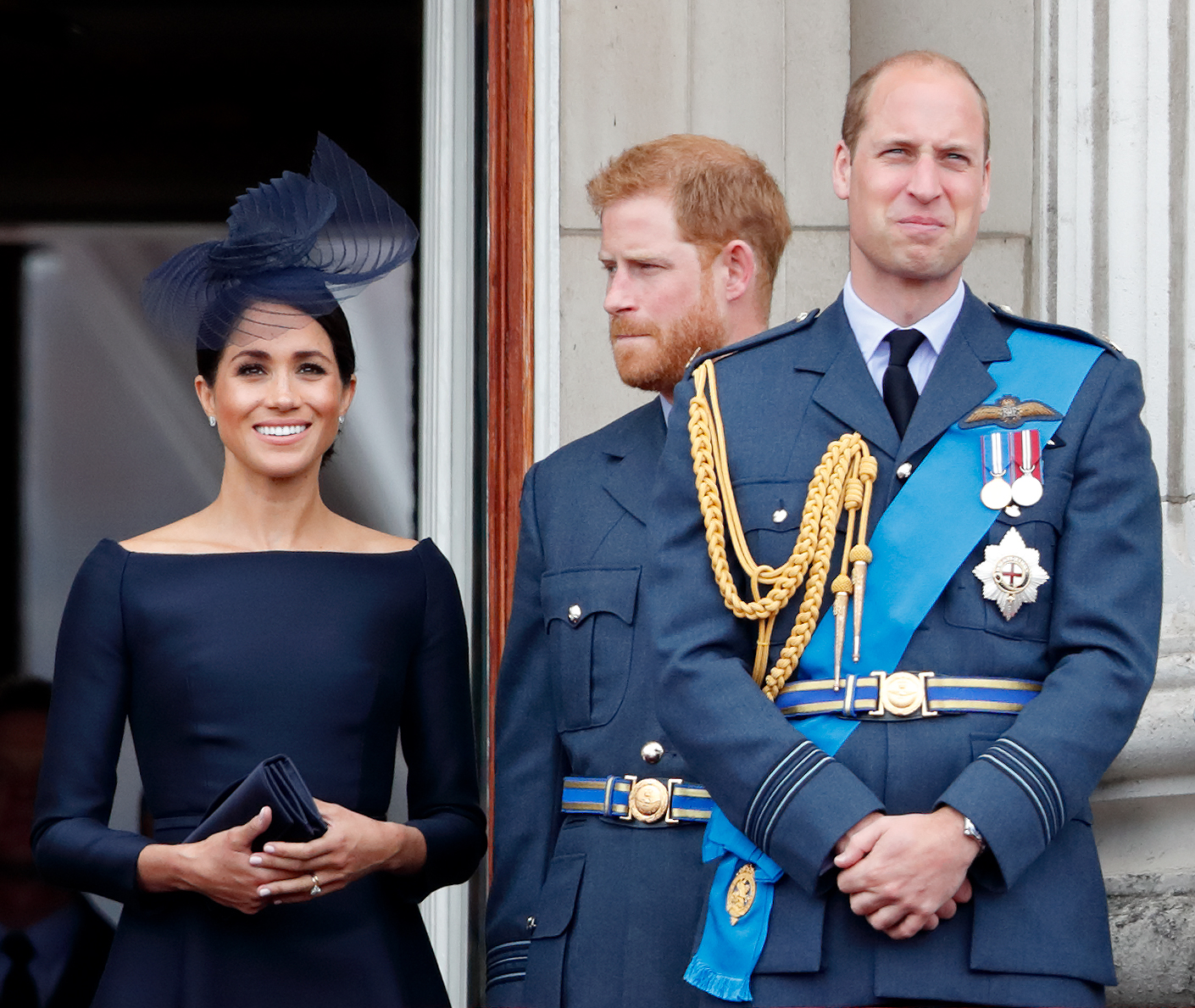 Meghan Markle, el príncipe Harry y el príncipe William observan un sobrevuelo desde el balcón del Palacio de Buckingham el 10 de julio de 2018, en Londres, Inglaterra. | Fuente: Getty Images