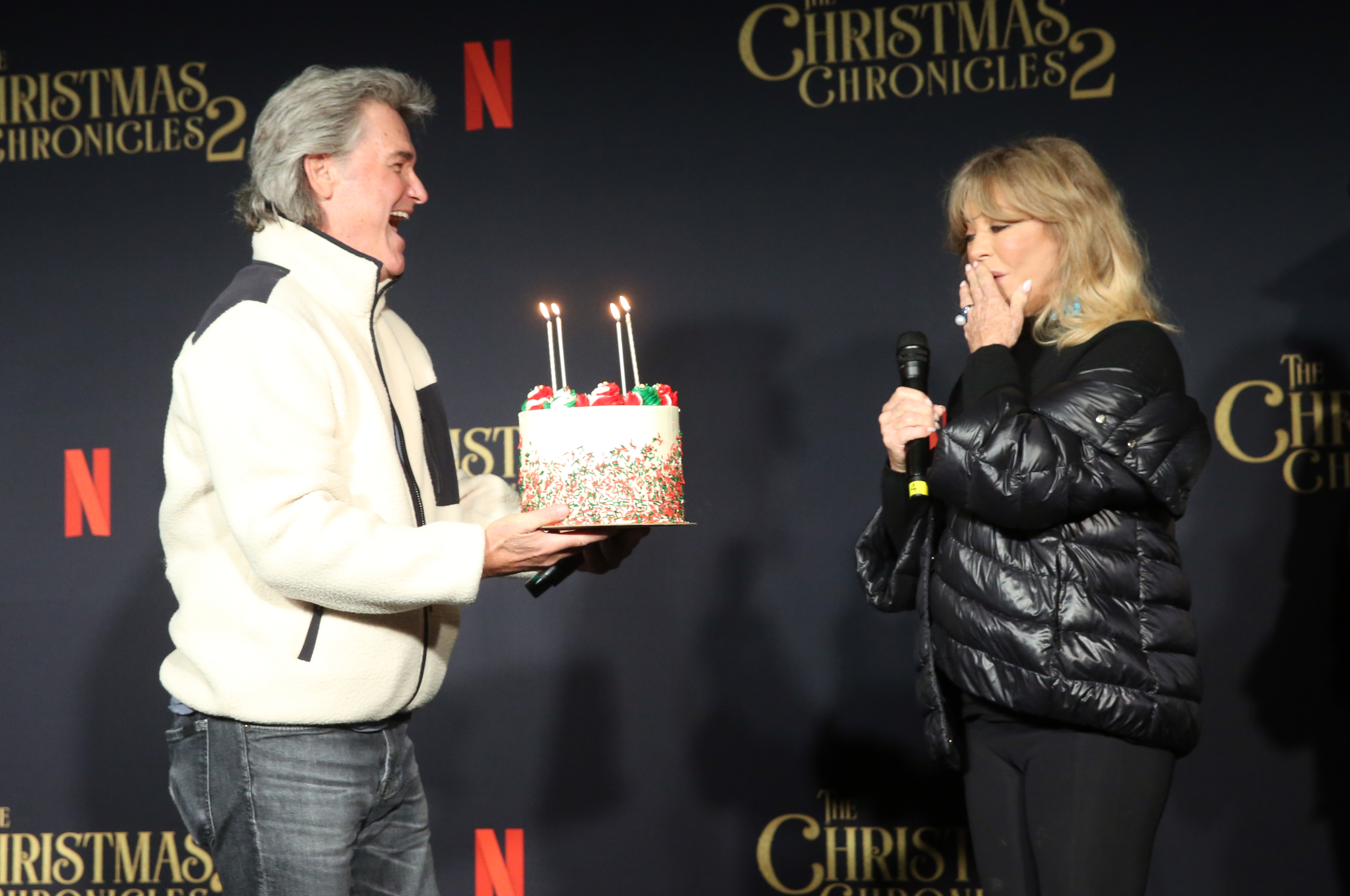 Kurt Russell sorprendió a Goldie Hawn con un pastel de cumpleaños durante un evento de "The Christmas Chronicles 2". Esta pareja, que lleva mucho tiempo junta, ha compartido tanto su vida personal como la pantalla durante décadas. | Fuente: Getty Images.