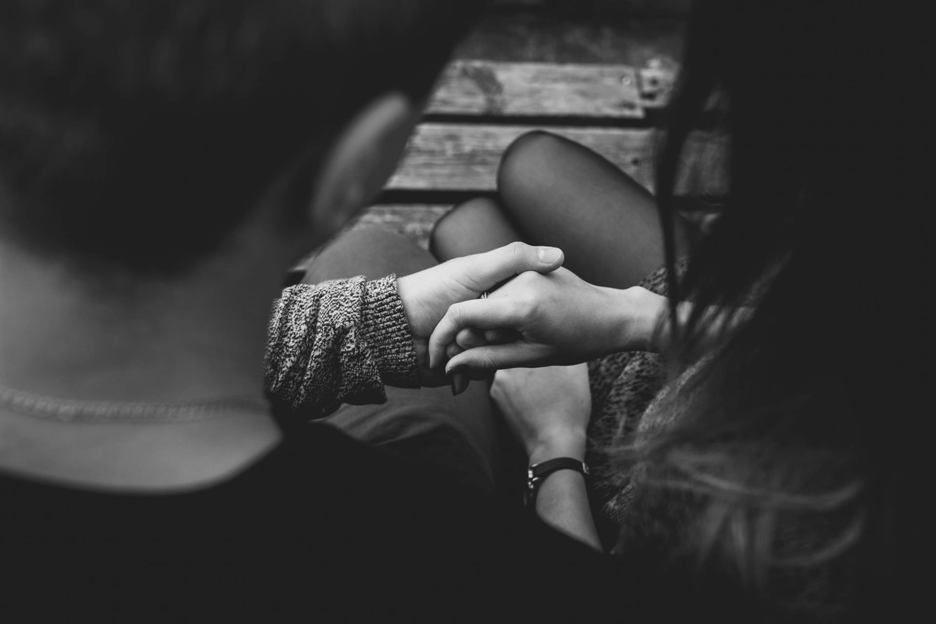 Una pareja cogida de la mano | Fuente: Pexels
