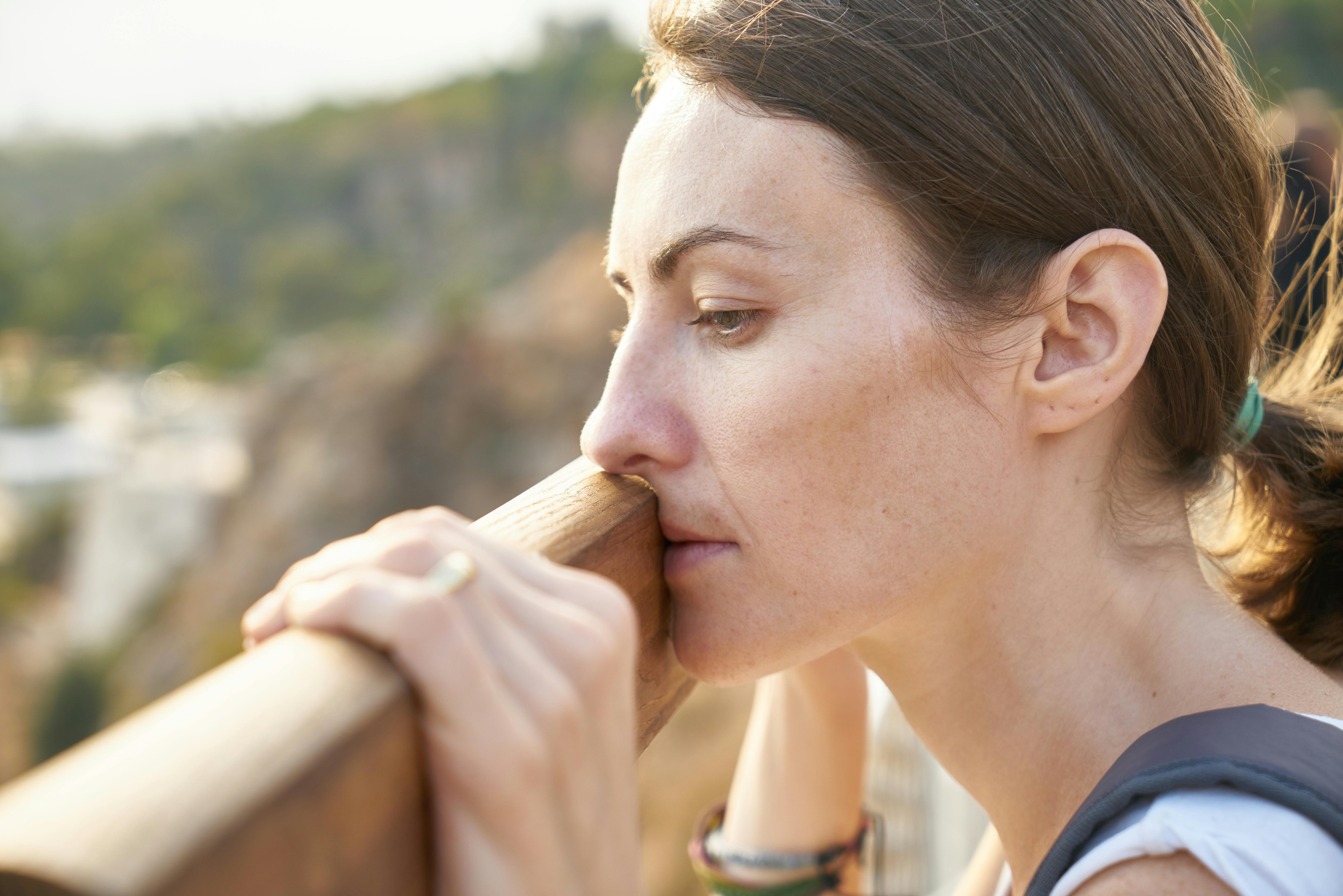 Una mujer triste sumida en sus pensamientos | Fuente: Pexels