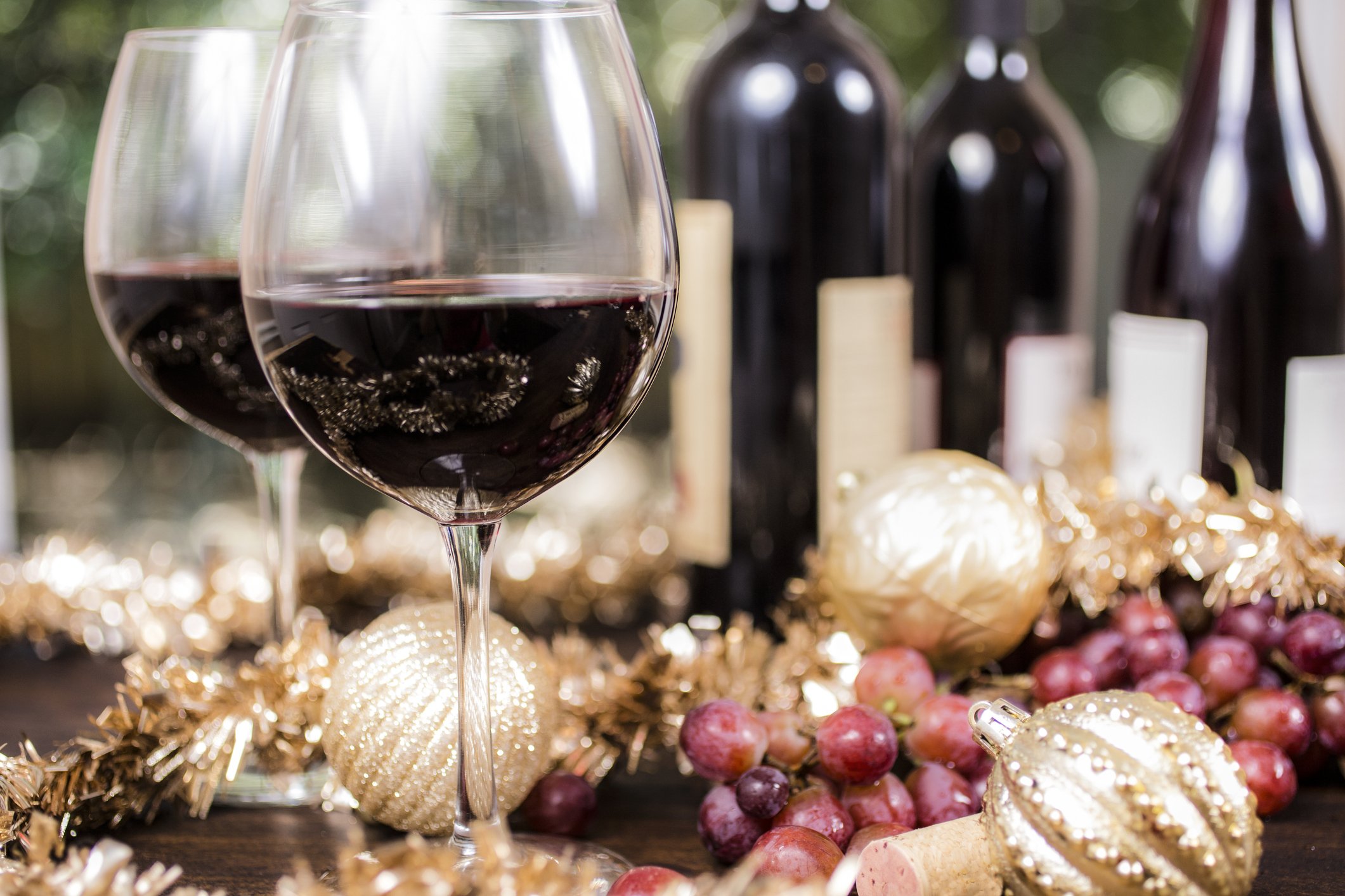 Mesa navideña con vino y uvas. | Foto: Getty Images