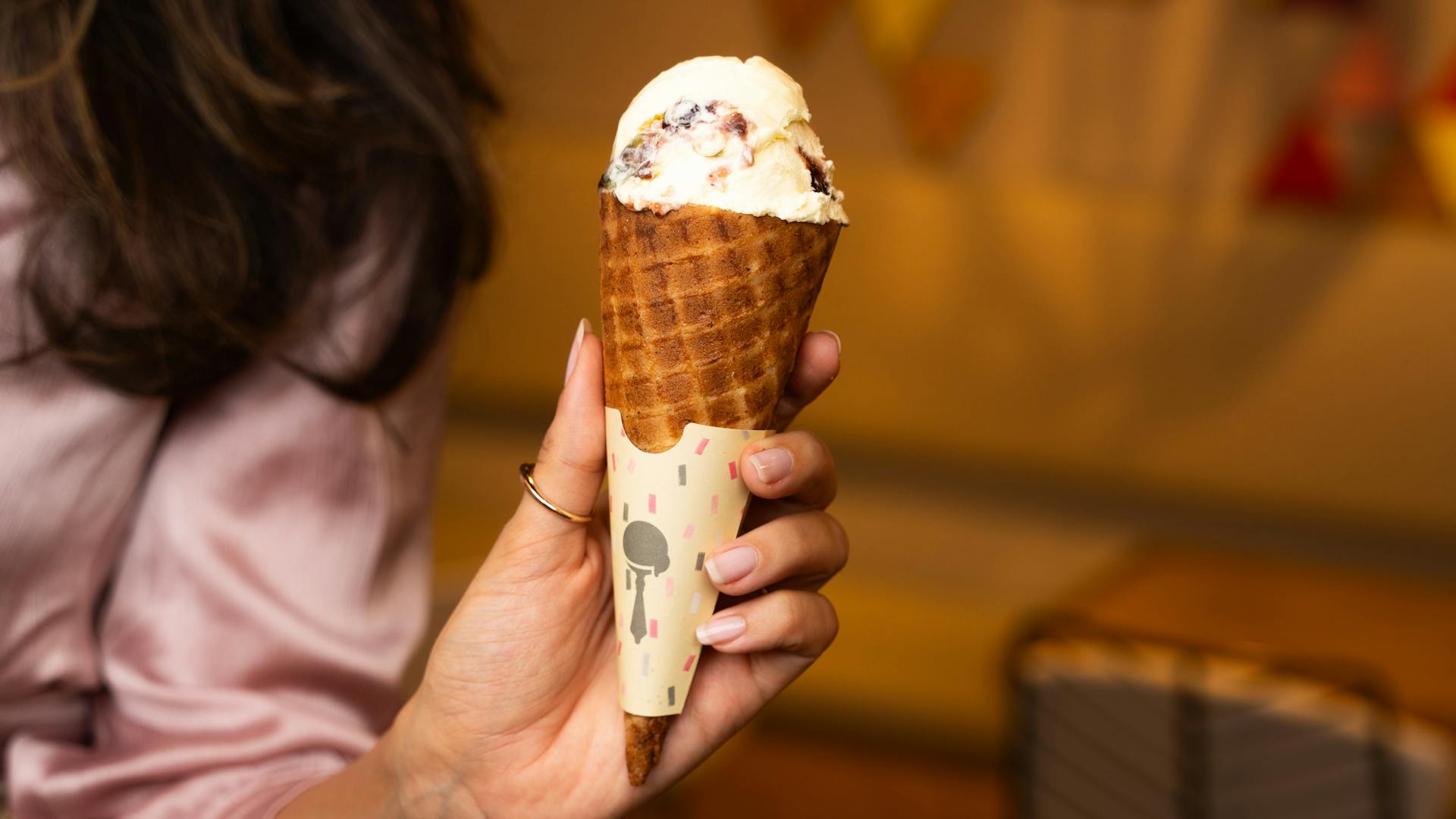 Una mujer sujetando un cucurucho de helado | Fuente: Pexels