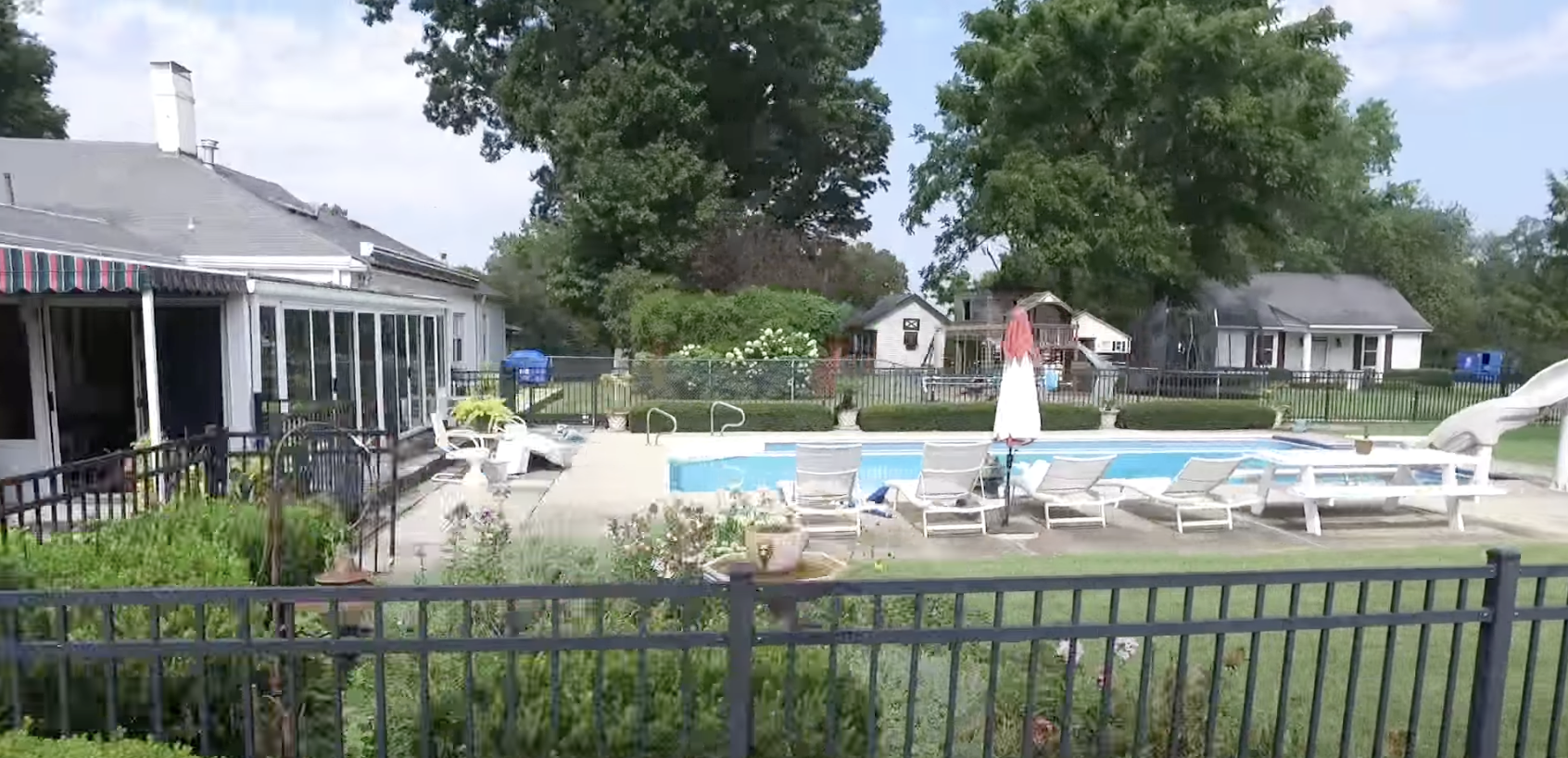 La piscina de la Granja Familiar de Betty Sue | Foto: Youtube.com/Halfhill Auction Group