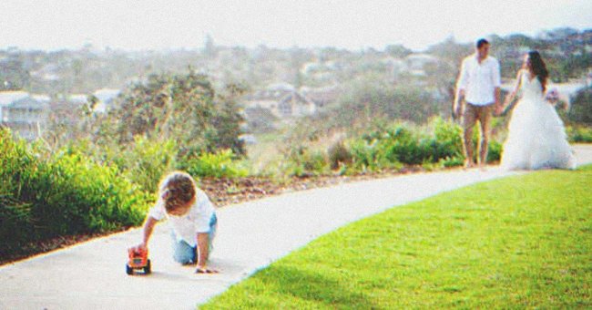 Un niño jugando con un camión de juguete seguido de una pareja | Fuente: Shutterstock