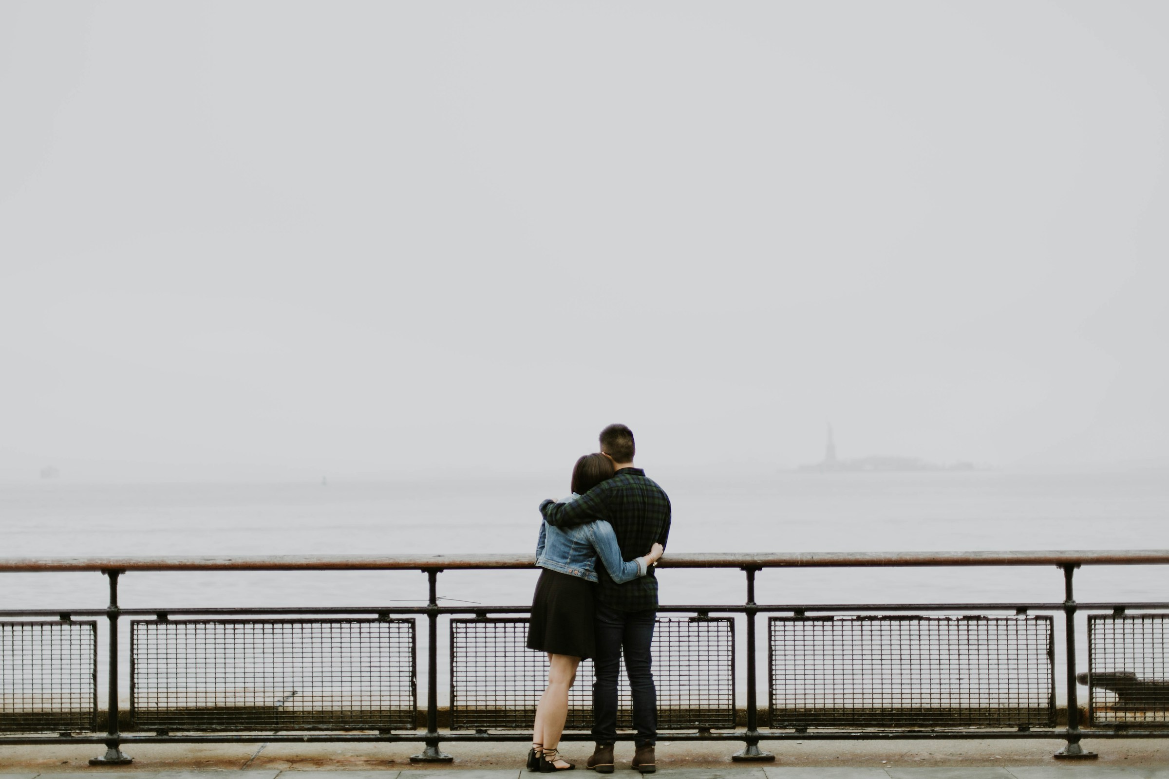 Una pareja abrazándose | Fuente: Unsplash