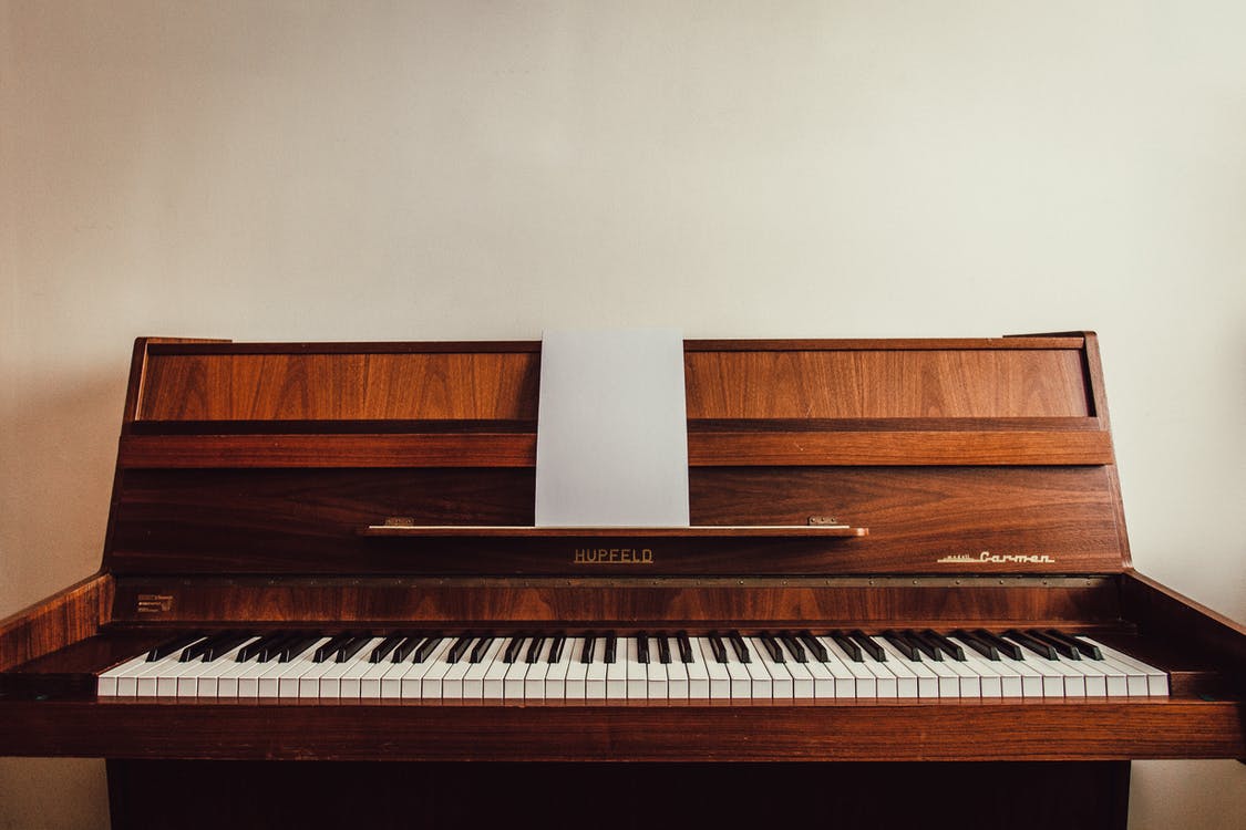 Un piano recostado de una pared. | Foto: Pexels
