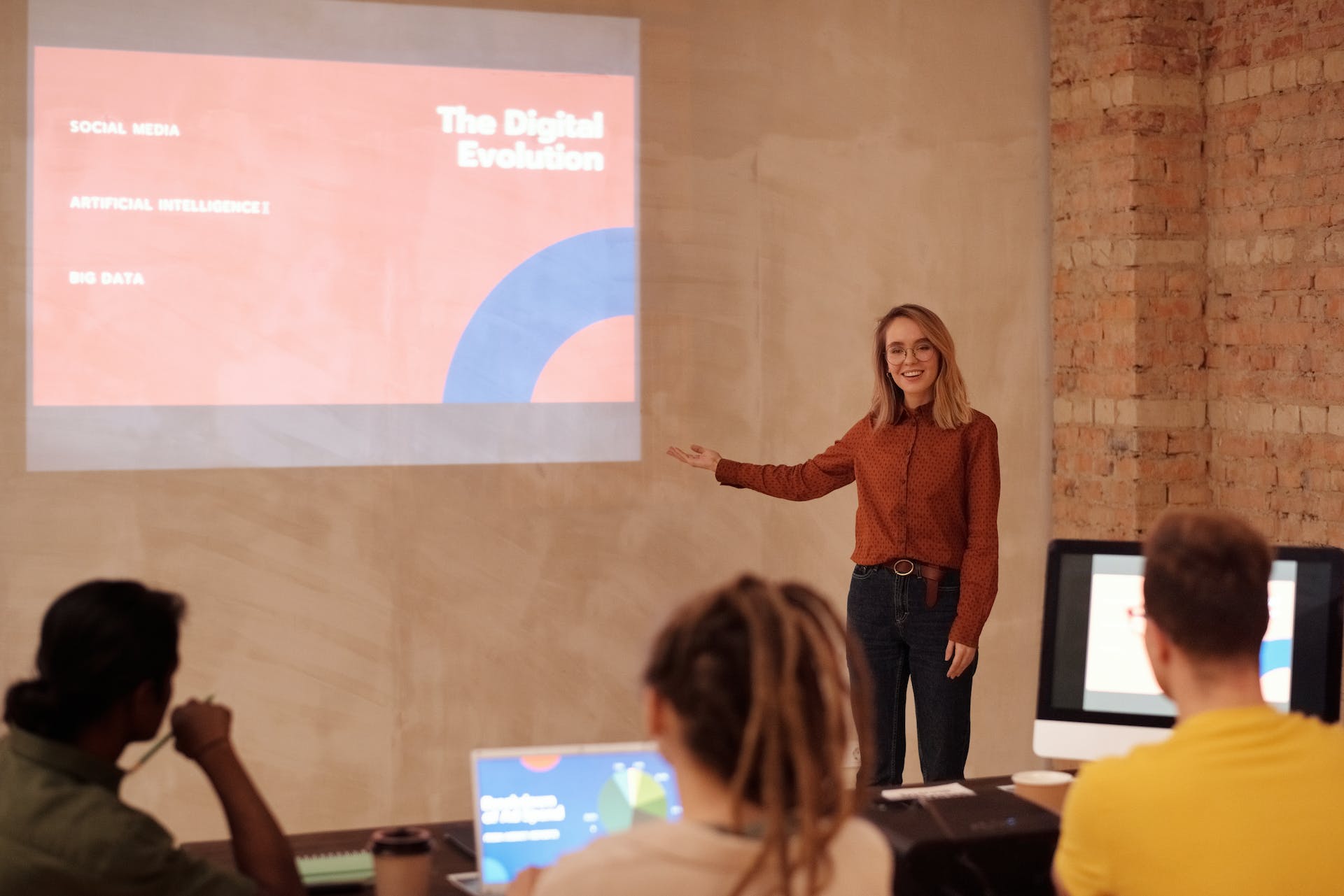 Una mujer haciendo una presentación delante de un grupo de personas | Fuente: Pexels