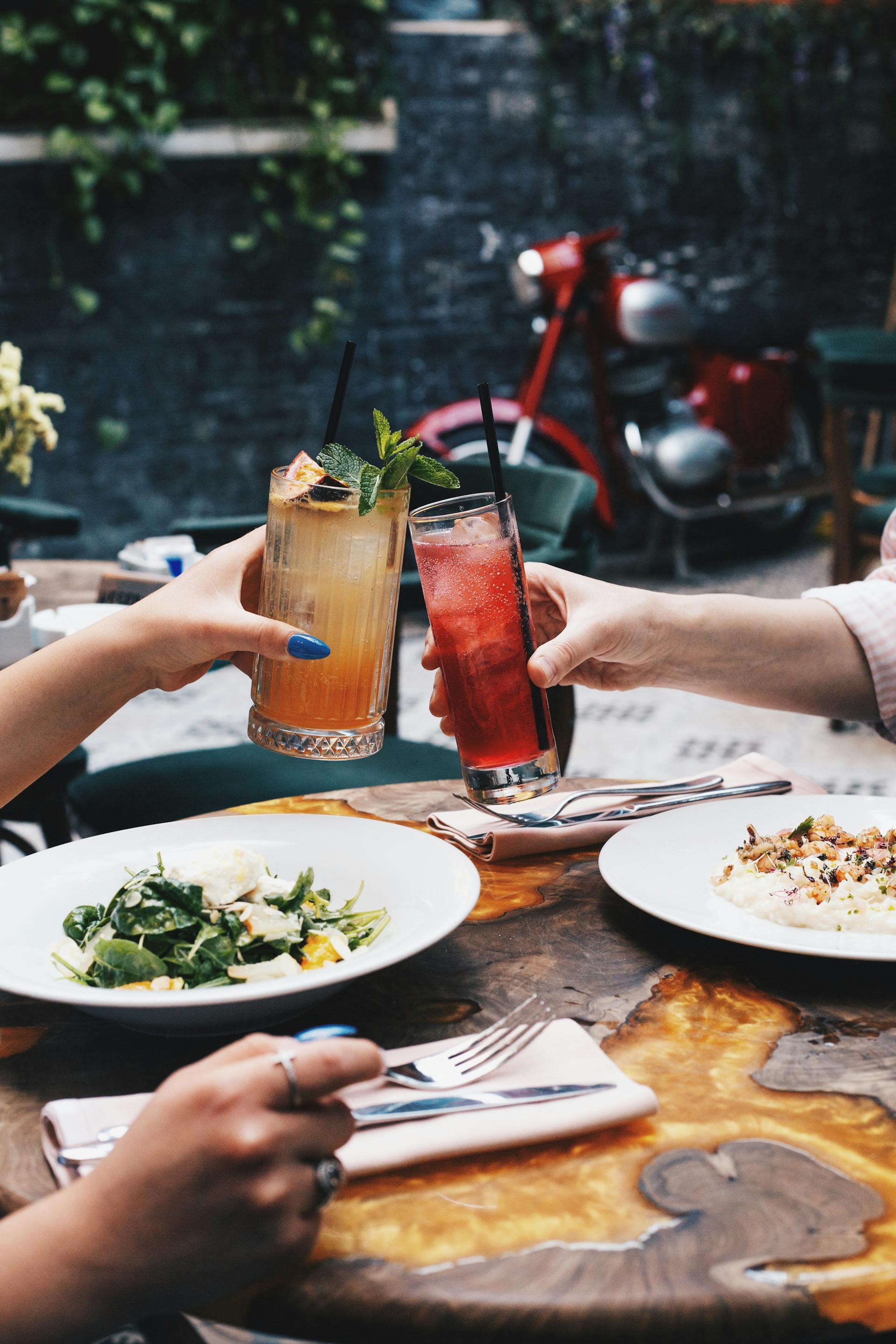 Gente en un restaurante animando con cócteles helados | Fuente: Pexels