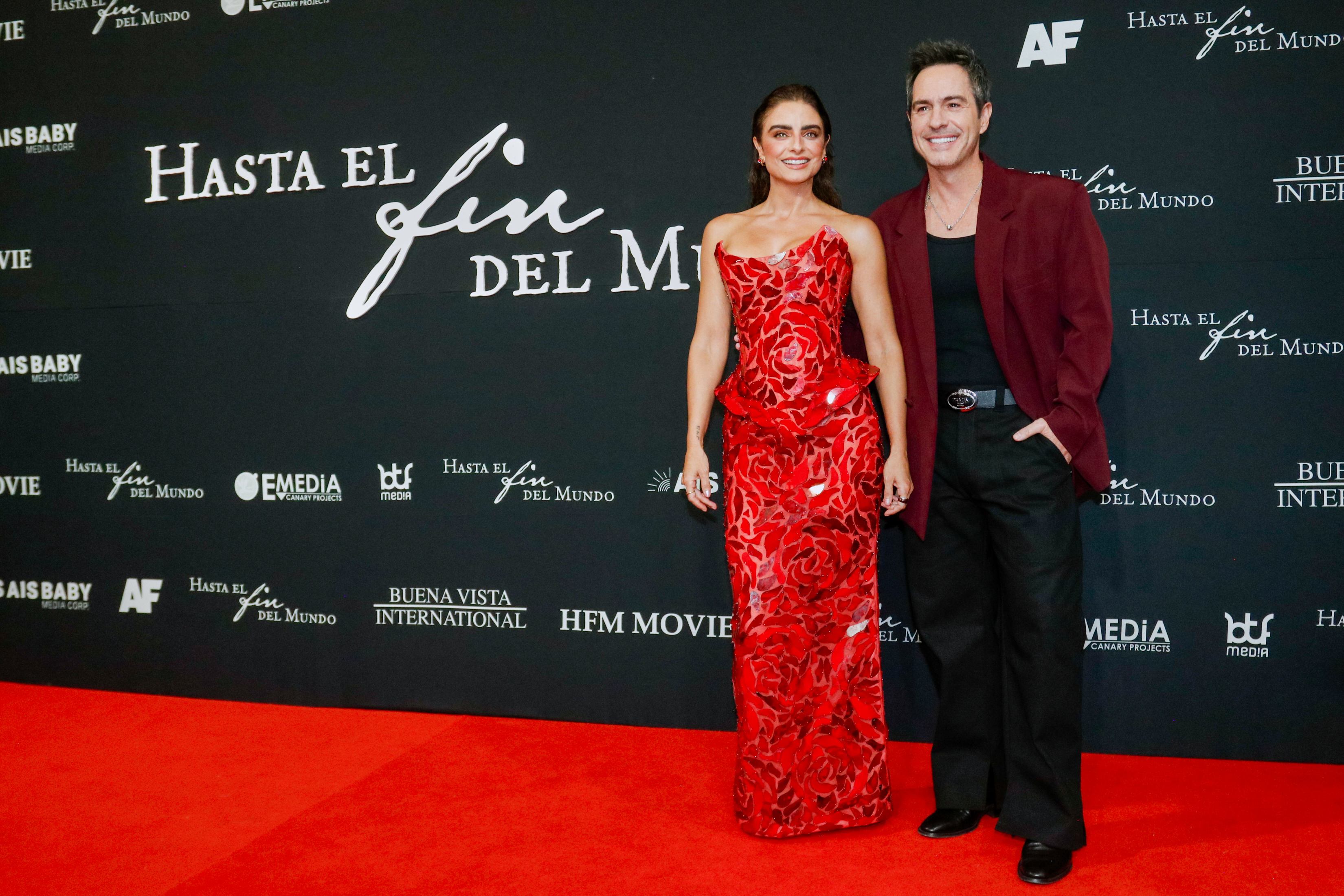 Aislinn Derbez y Mauricio Ochmann posan para una fotografía durante el estreno en la alfombra roja de la película "Hasta El Fin Del Mundo" en Cinépolis Universidad el 15 de julio de 2026 en la Ciudad de México, México. | Fuente: Getty Images