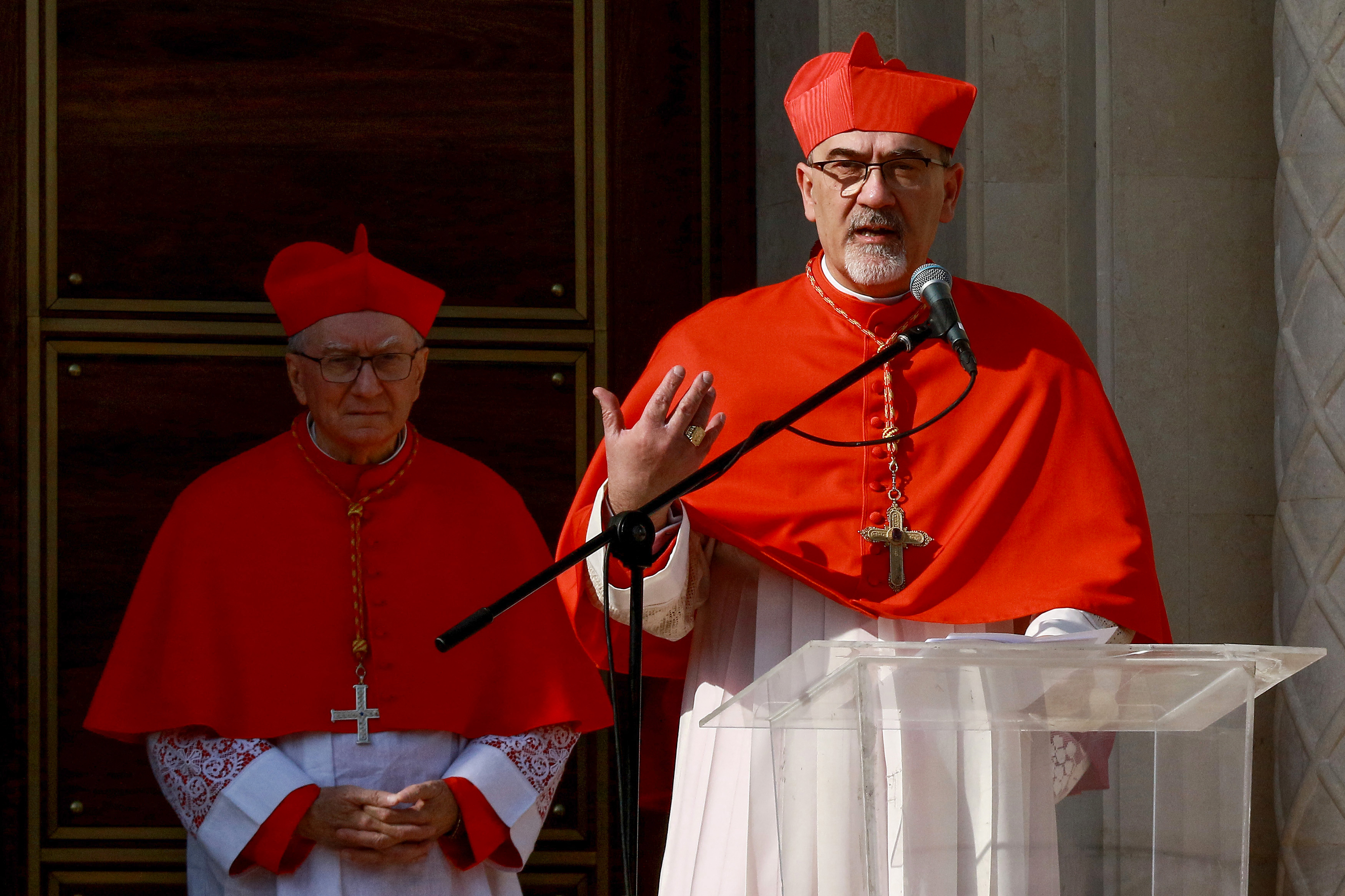 El cardenal Pierbattista Pizzaballa pronuncia un discurso ante la mirada del cardenal Pietro Parolin antes de la dedicación de la Iglesia del Bautismo del Señor, el 10 de enero de 2025, en Al-Maghtas, en la orilla oriental del río Jordán, cerca de Ammán. | Fuente: Getty Images