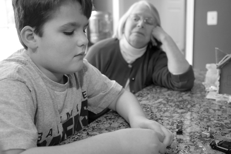 Foto en blanco y negro de un niño y una anciana. | Foto: Flickr