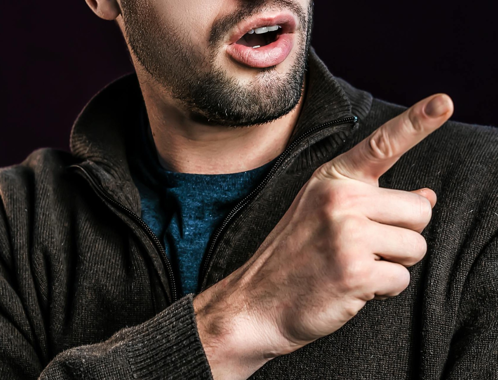 Un hombre señalando algo con el dedo | Fuente: Pexels