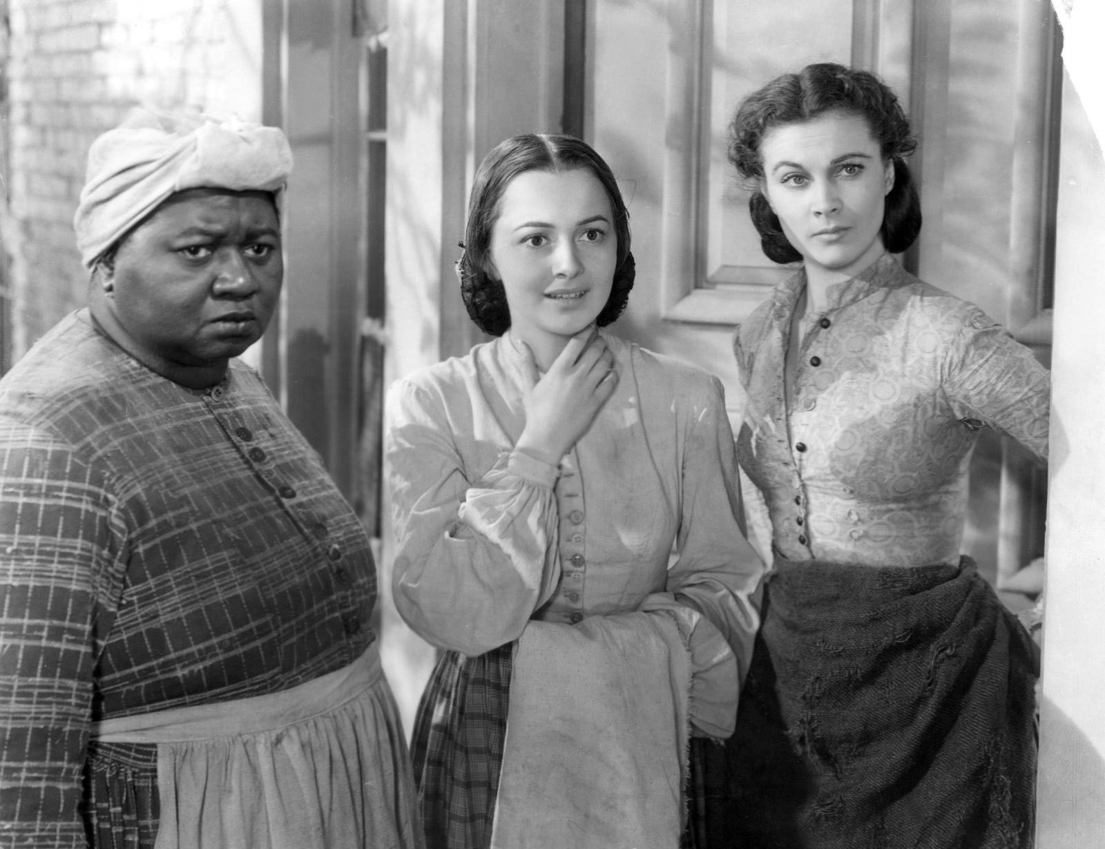 Hattie McDaniel, Olivia de Havilland y Vivien Leigh en "Gone with the Wind". | Foto: Wikimedia Commons Images, Public Domain