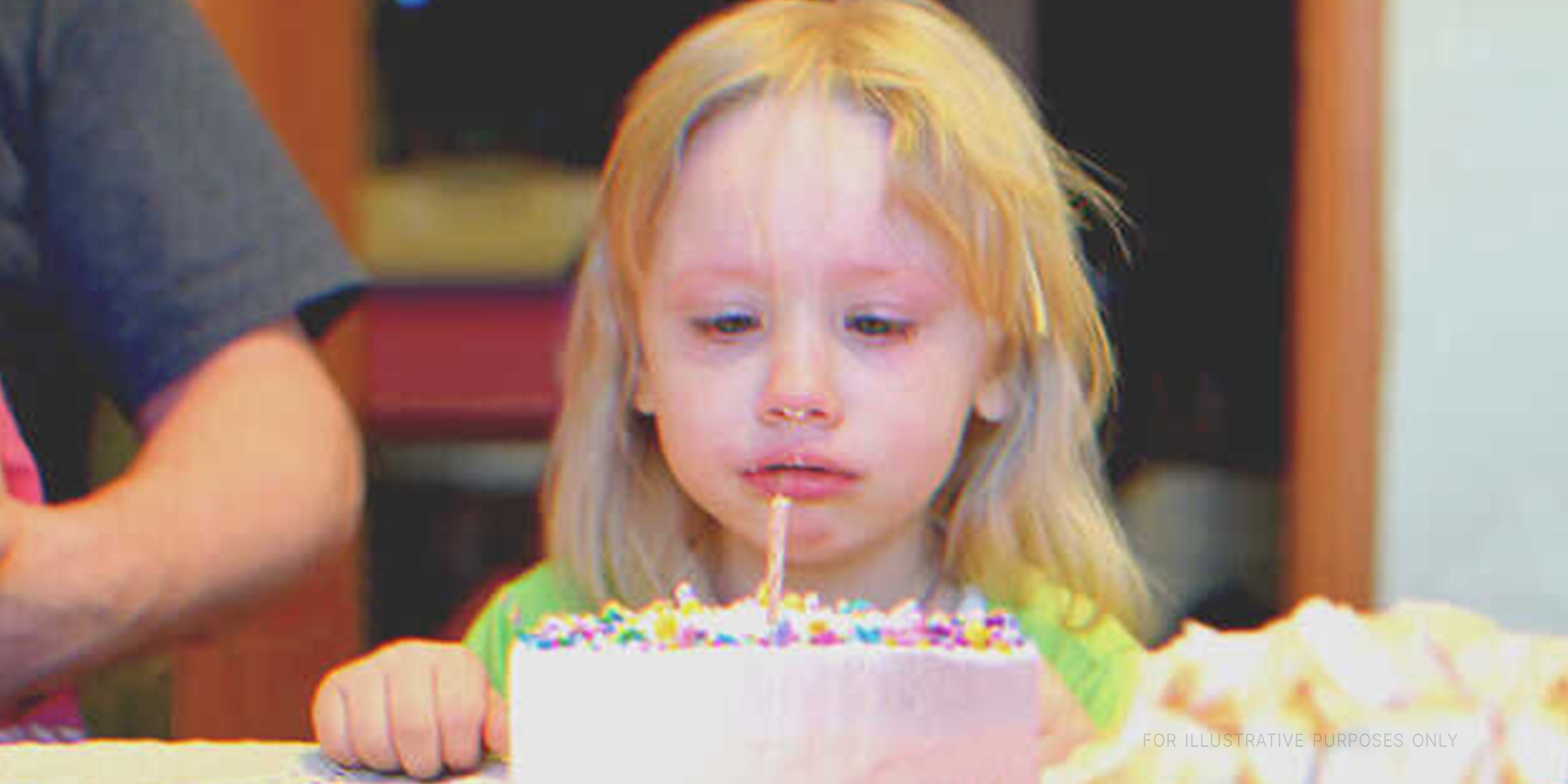 Niña llorando delante de un pastel de cumpleaños | Fuente: Shutterstock