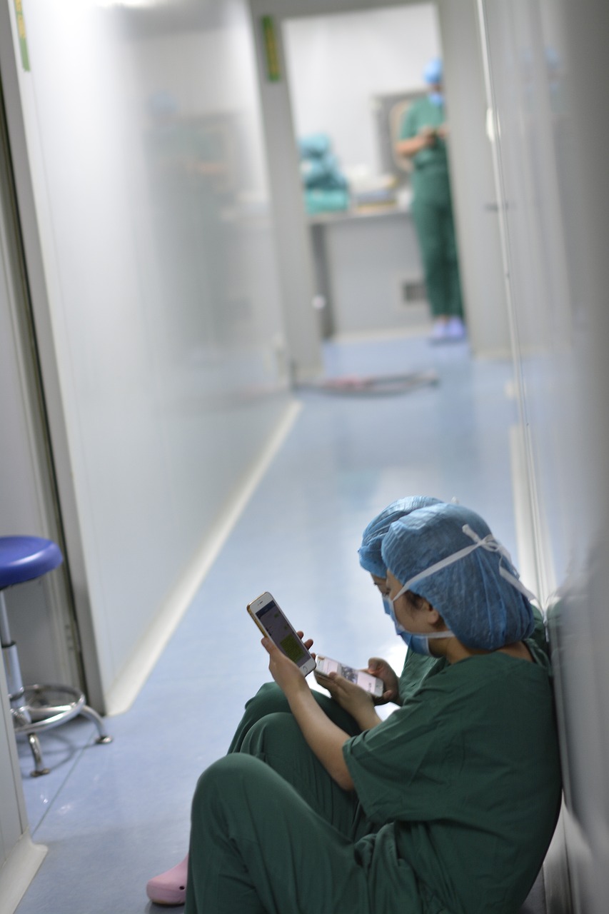 Enfermeras agotadas tomándose un descanso en el pasillo de un hospital | Fuente: Pixabay