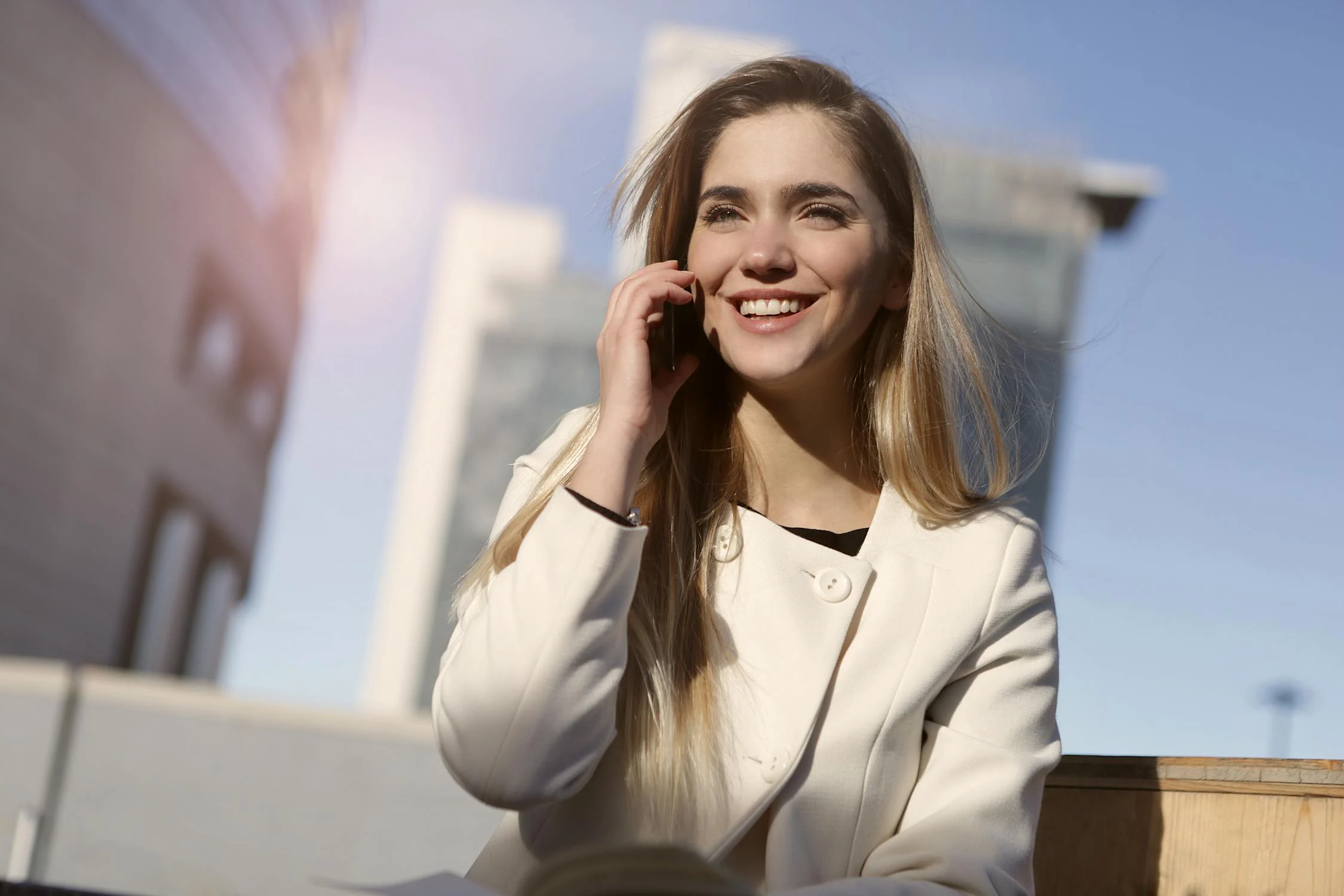 Una mujer feliz hablando por teléfono | Fuente: Pexels