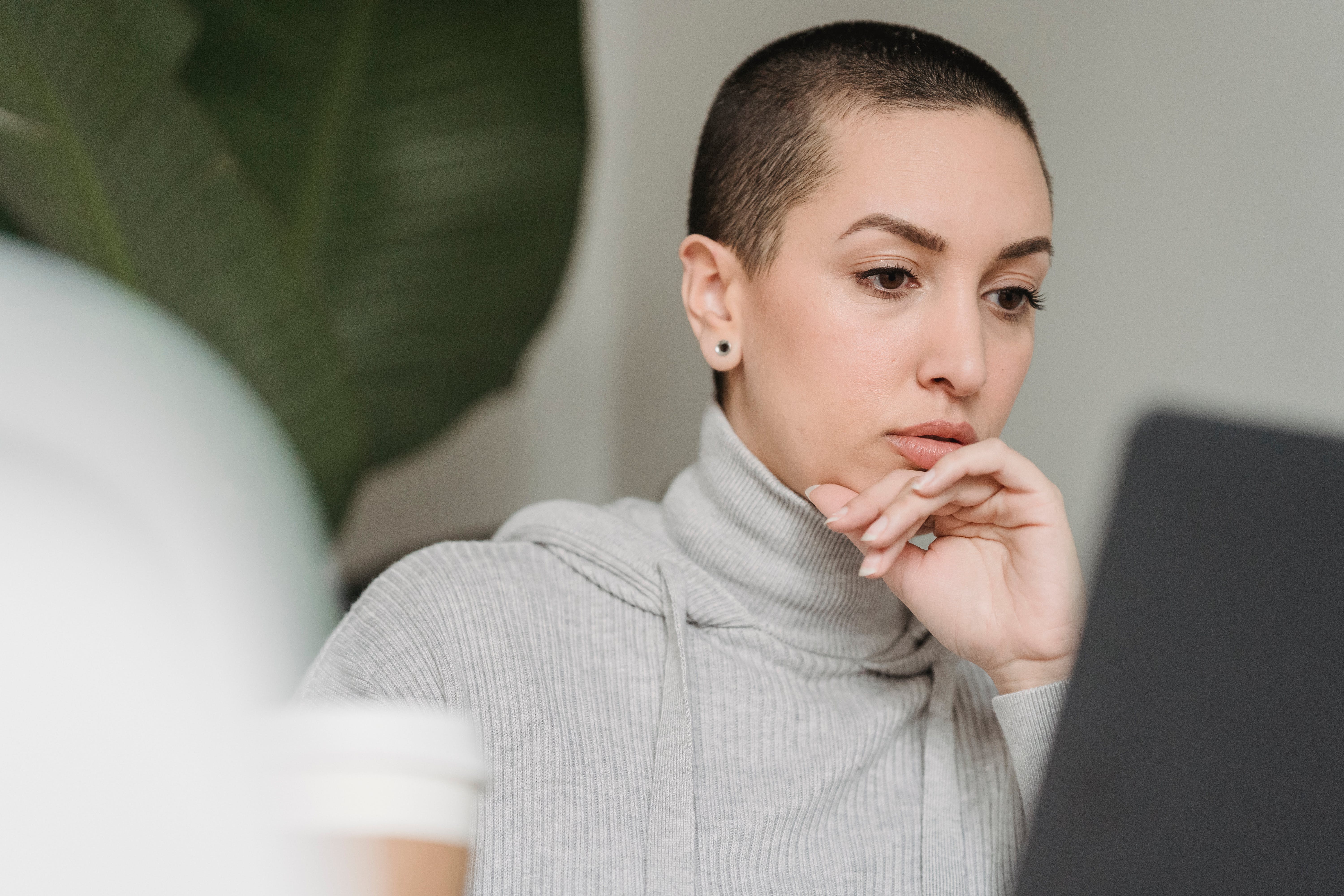 Una mujer contemplativa | Fuente: Pexels