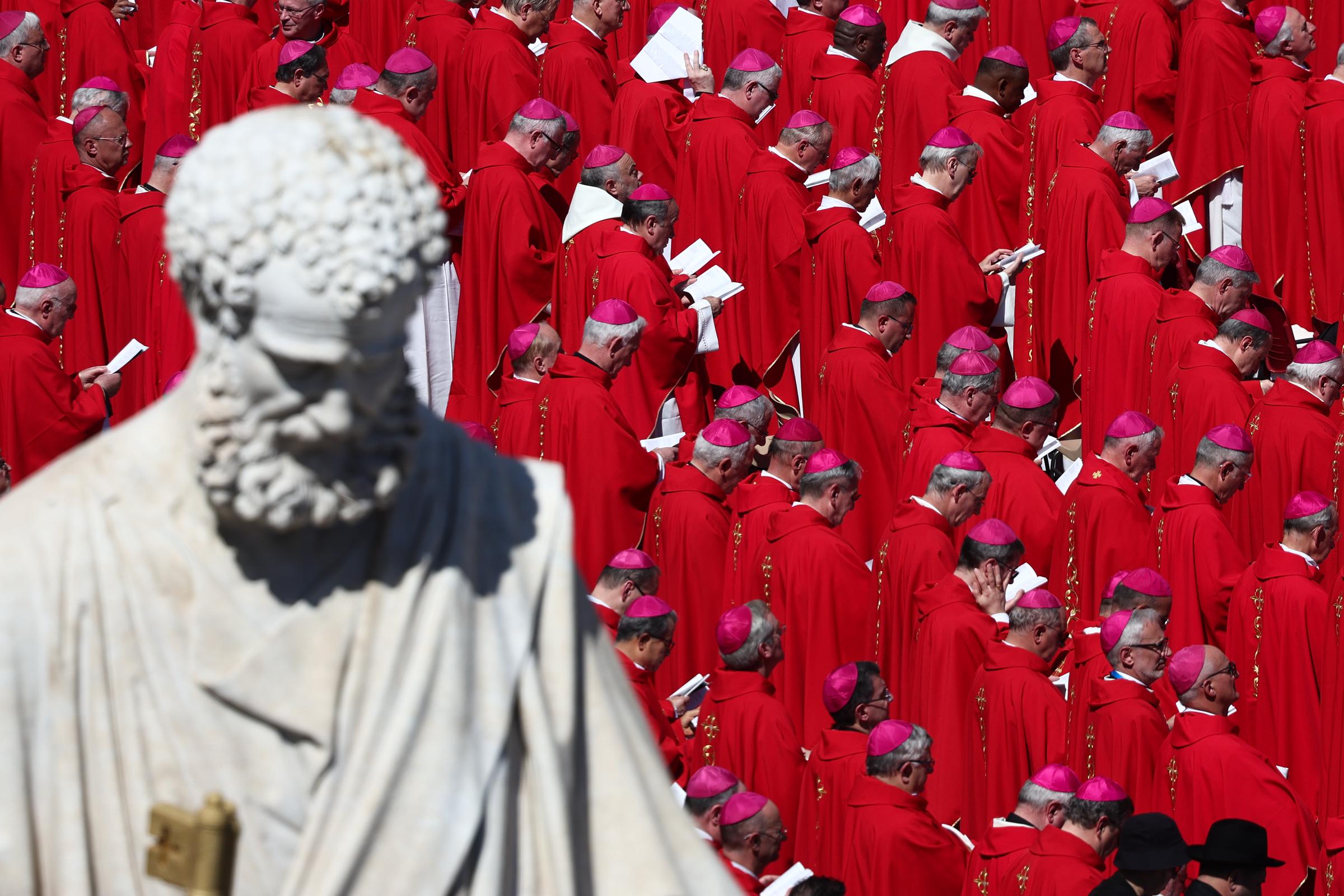 Los cardenales asisten a la ceremonia fúnebre del papa Francisco en la Plaza de San Pedro de la Ciudad del Vaticano el 26 de abril de 2025. | Fuente: Getty Images