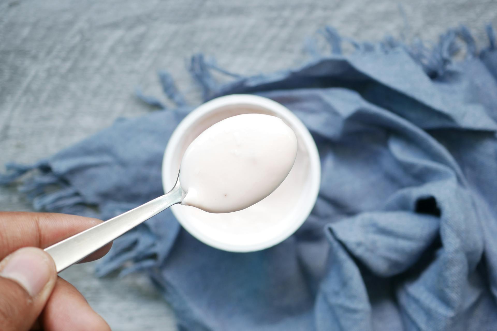 Una cucharada de yogur natural | Fuente: Pexels